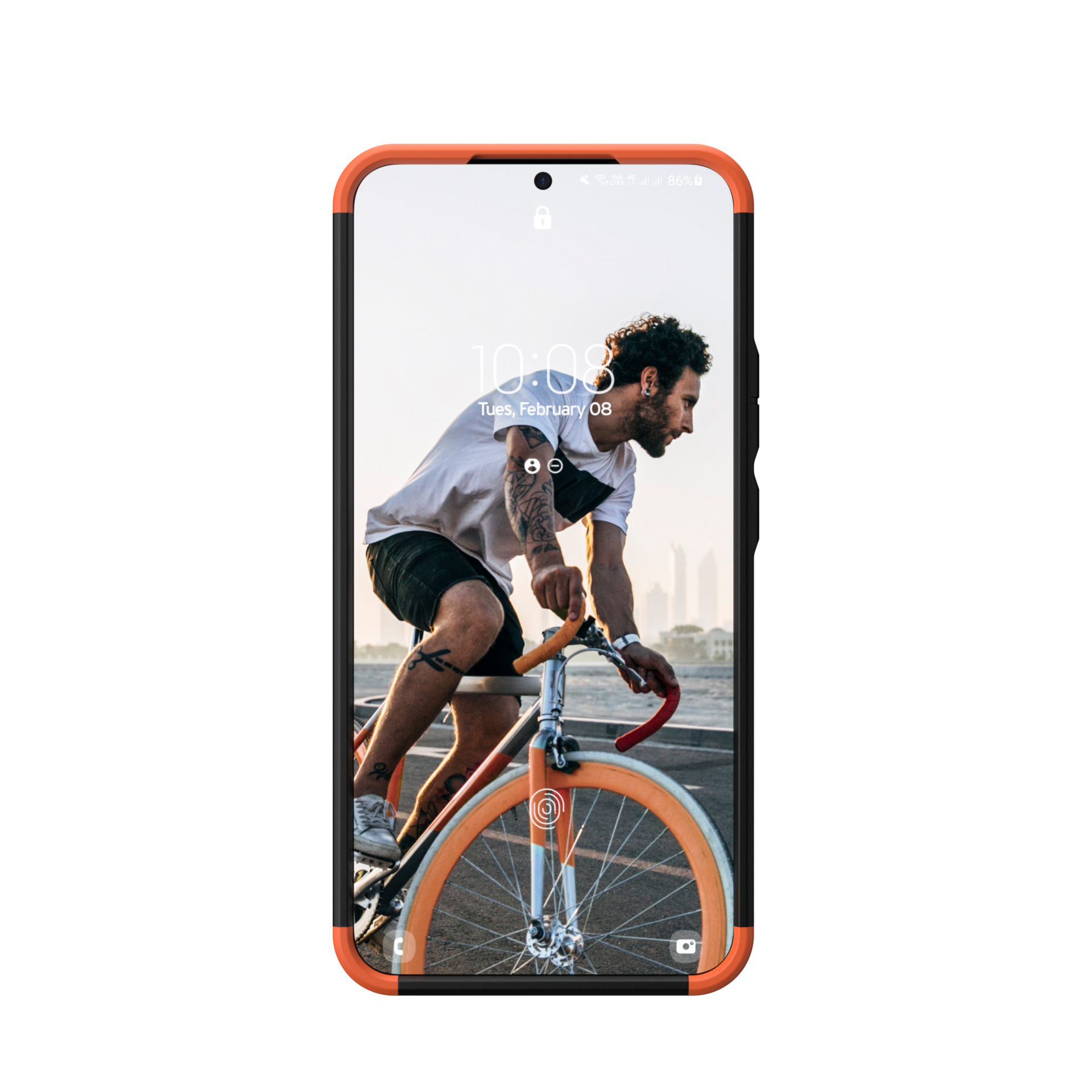 Schermo telefono con ciclista, custodia arancione, sfondo città.