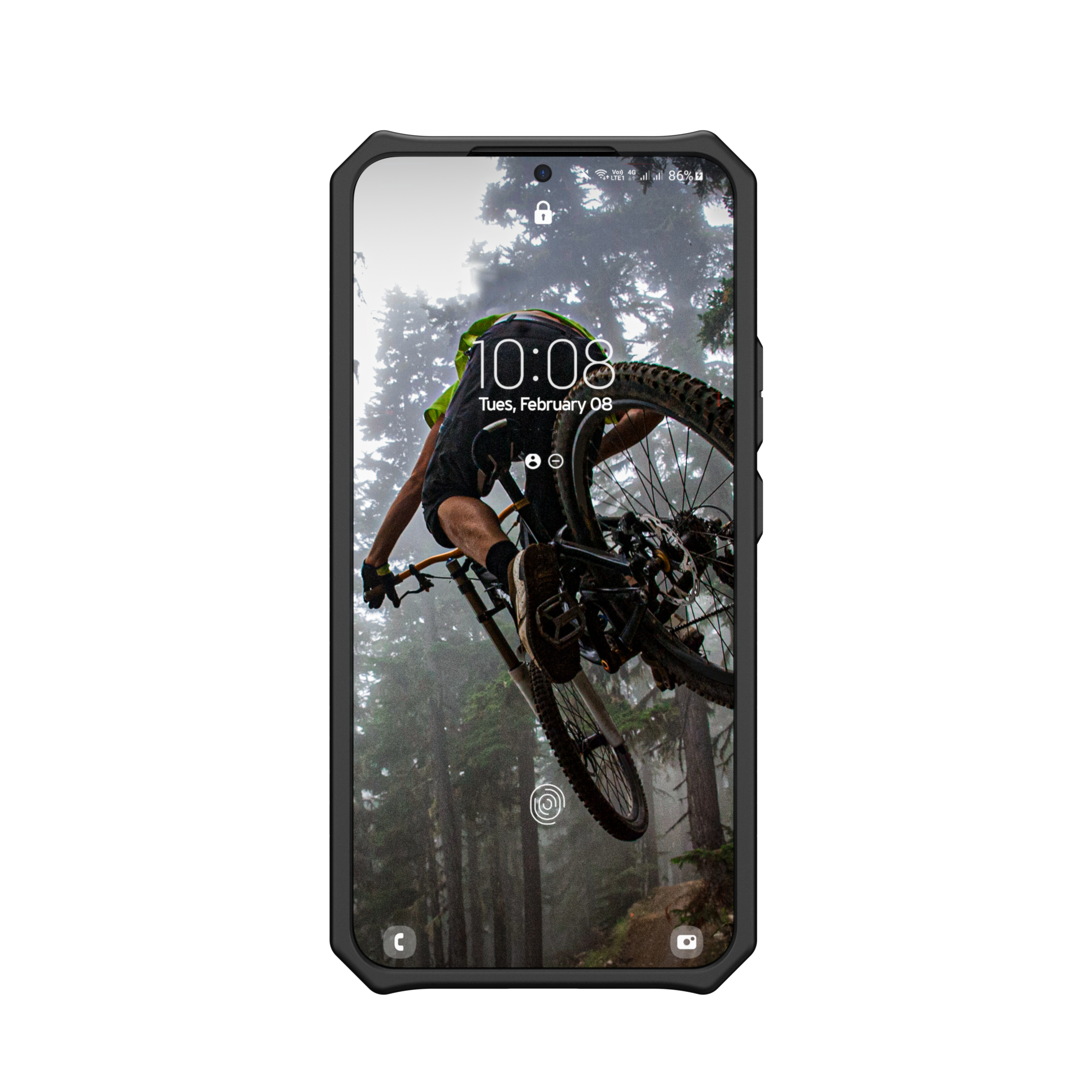 Ein Handy zeigt einen Mountainbiker im Wald. Der Bildschirm ist in einer schwarzen Hülle.