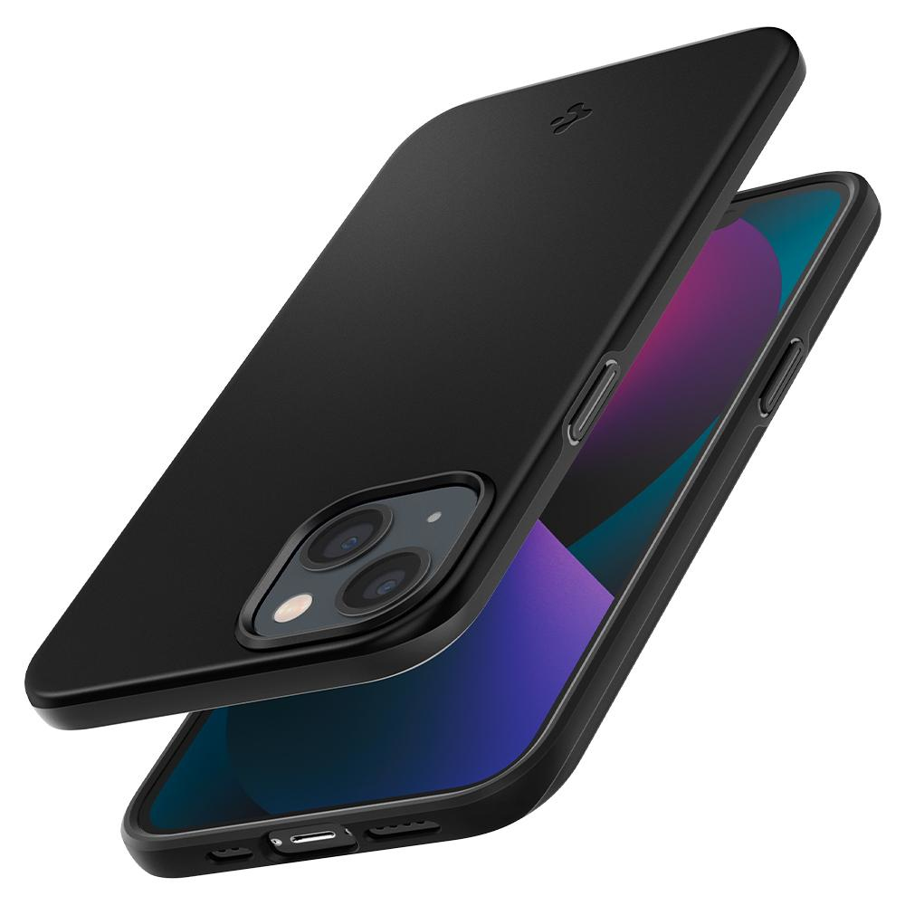 Coque de téléphone noire avec bords surélevés. Le téléphone est noir avec un appareil photo à double objectif.