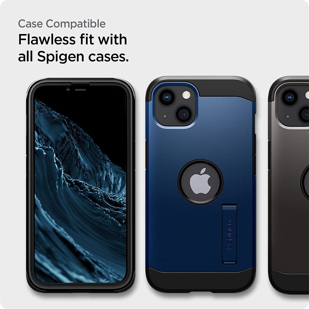 Trois coques de téléphone. L'une d'elles tient un téléphone à écran noir.