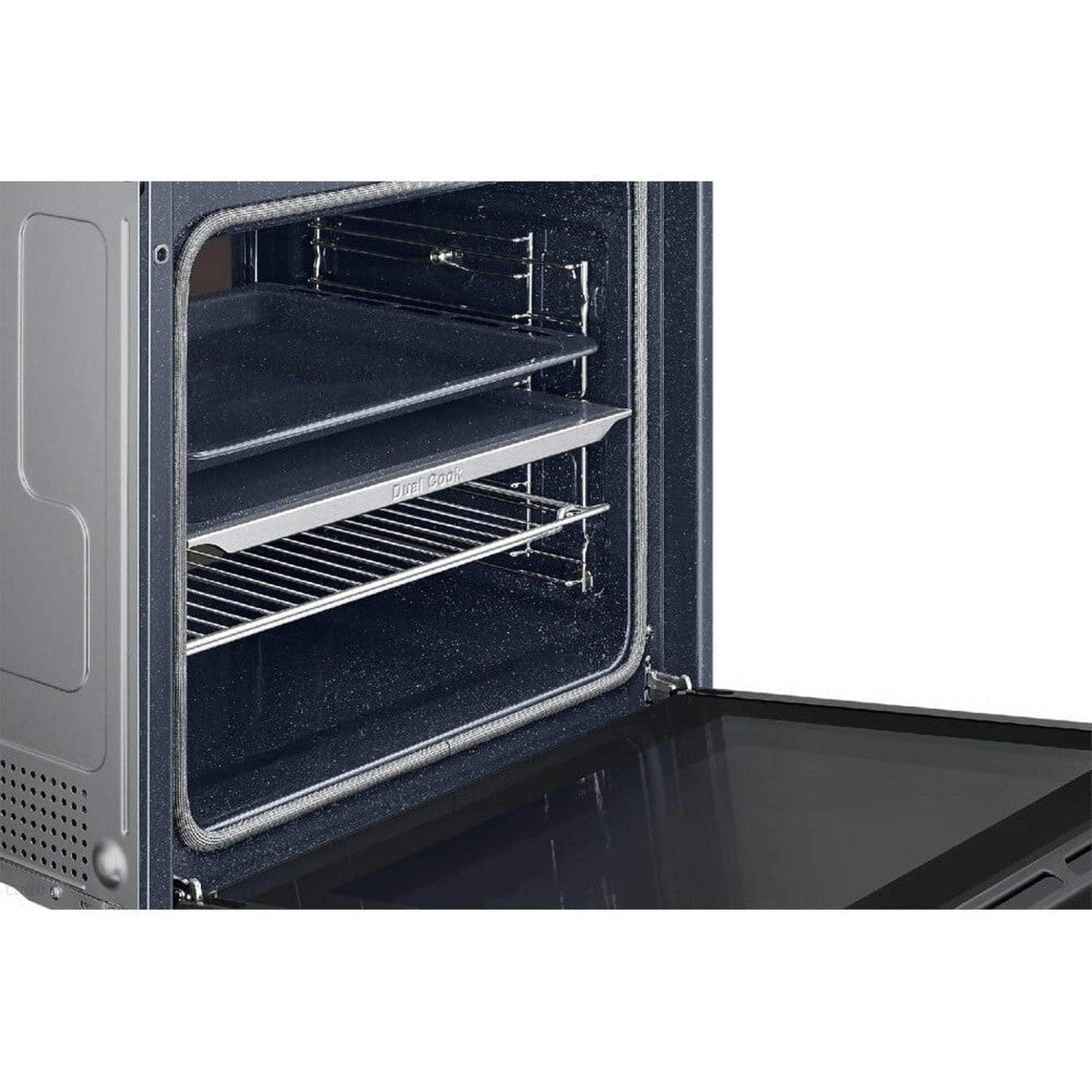 Open oveninterieur met roosters en bakplaten zichtbaar. De ovendeur staat open.