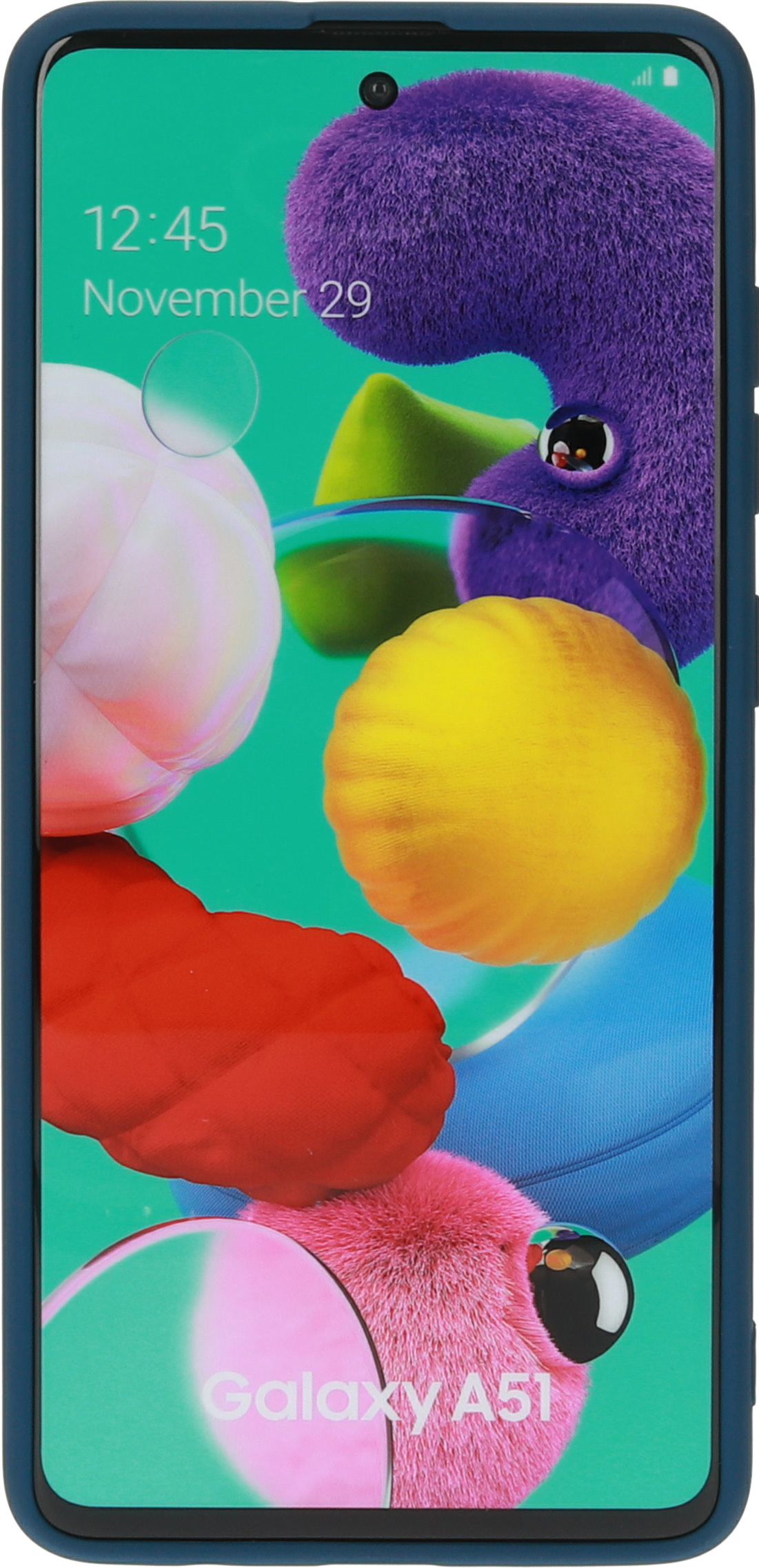 Telefoonscherm toont kleurrijke vormen tegen een teal achtergrond, met een blauwe case.