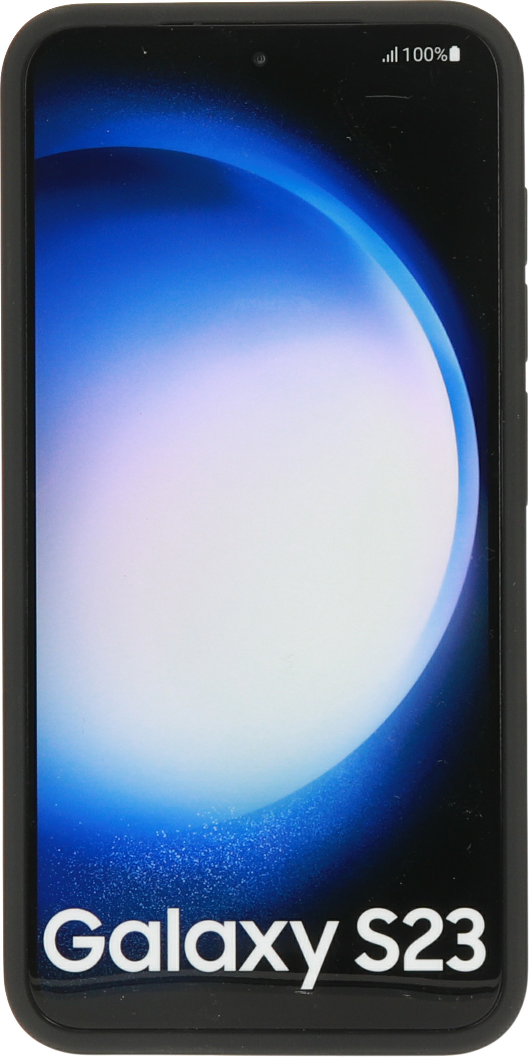 Een zwarte telefoonhoes met Galaxy S23 tekst op het scherm, met een blauwe en witte gradiënt.