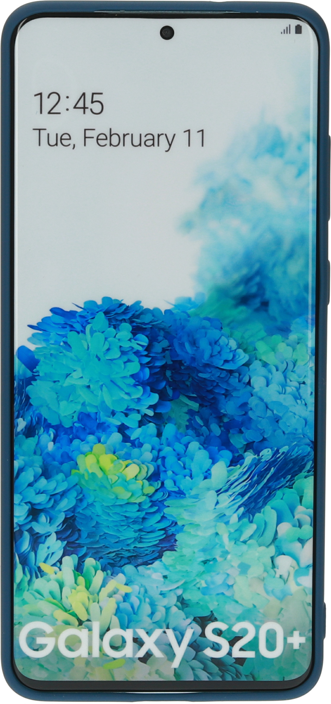Een blauwe telefoonhoes op een telefoon met een blauw en turquoise scherm. De telefoon zegt 'Galaxy S20+'.