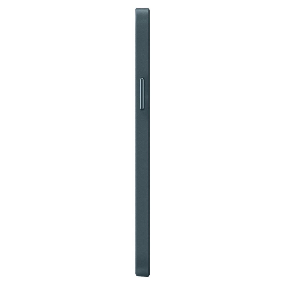 Primo piano di un telefono blu scuro. Design sottile, profilo laterale.