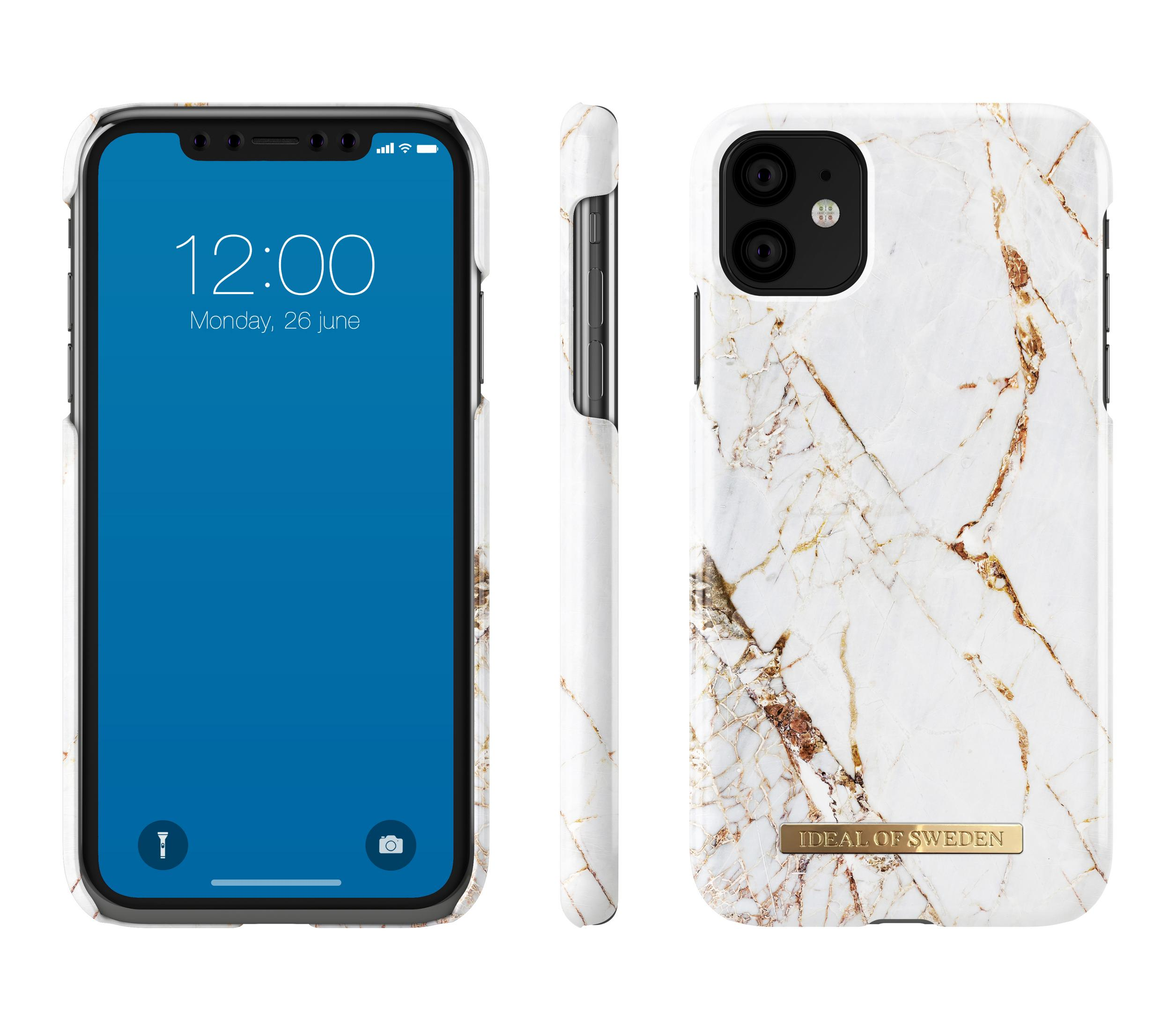 iPhone mit weißer Marmorhülle und Bildschirm mit Zeit und Datum. Seitenansicht der Hülle sichtbar.