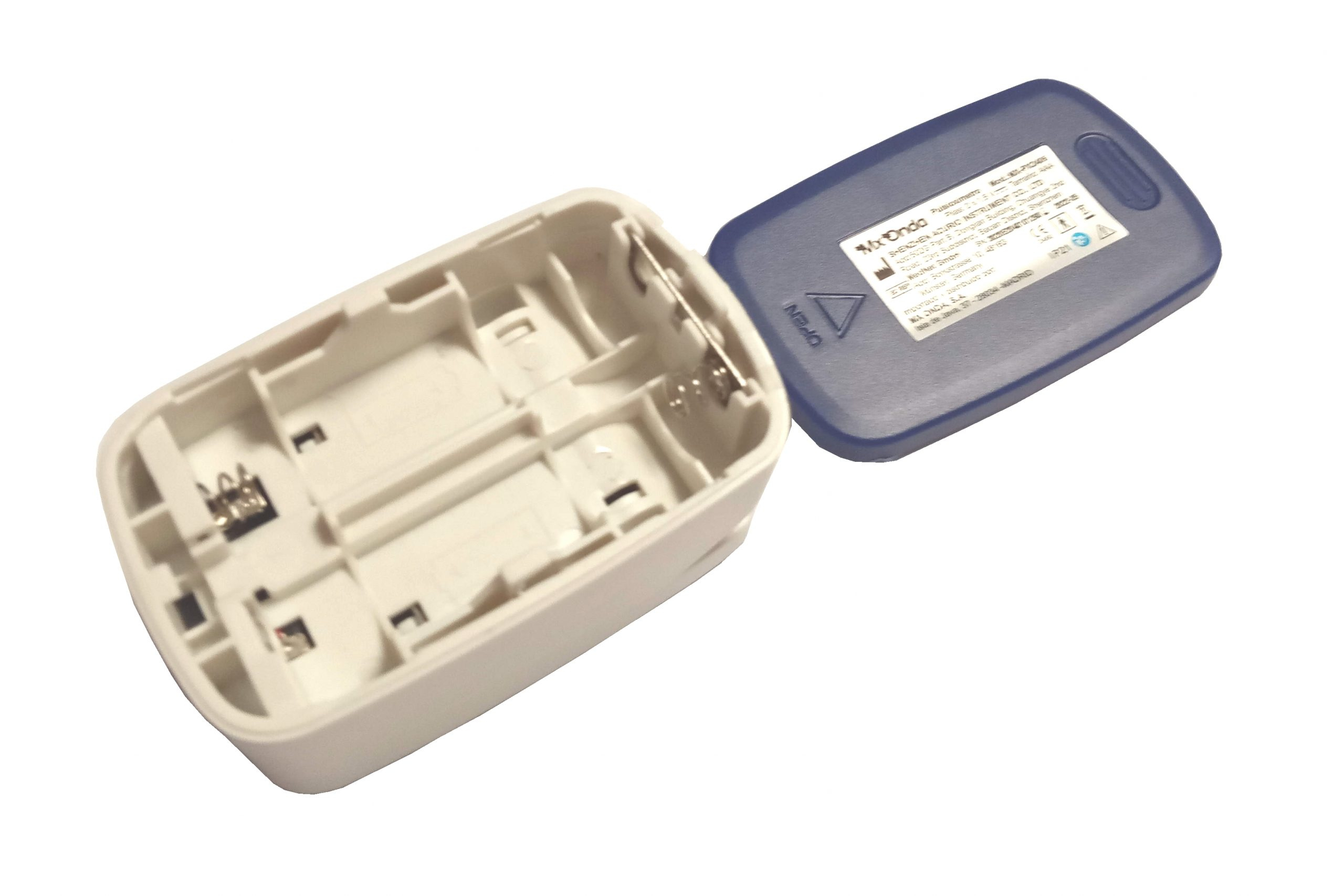 Un dispositivo médico blanco y azul, abierto para mostrar las ranuras de la batería. La tapa está separada.
