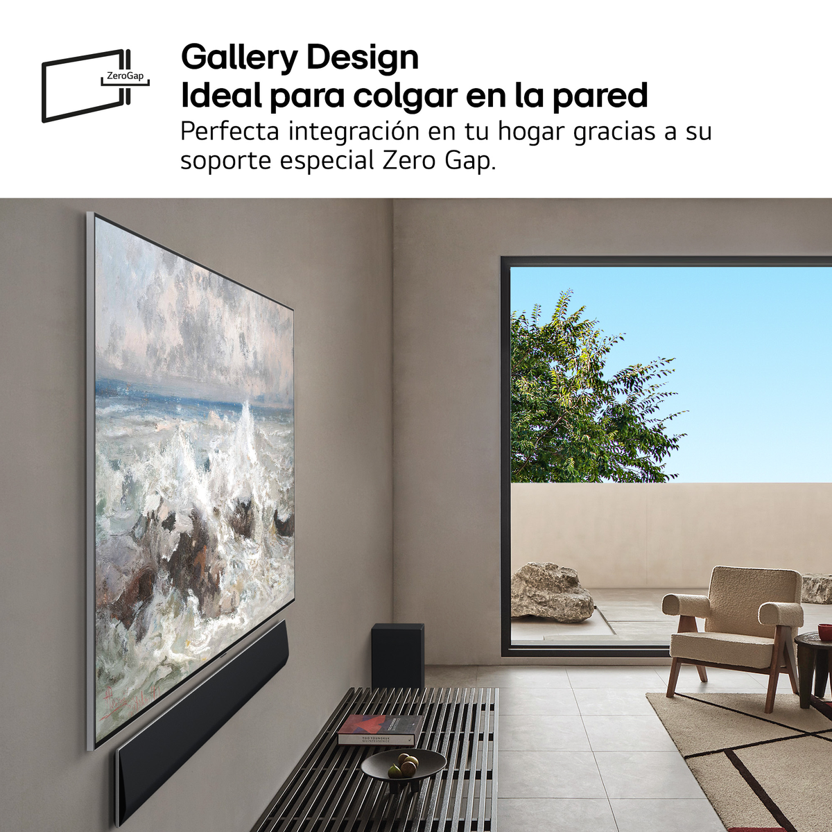 Duży telewizor zamontowany na ścianie, z soundbarem i subwooferem, w salonie.