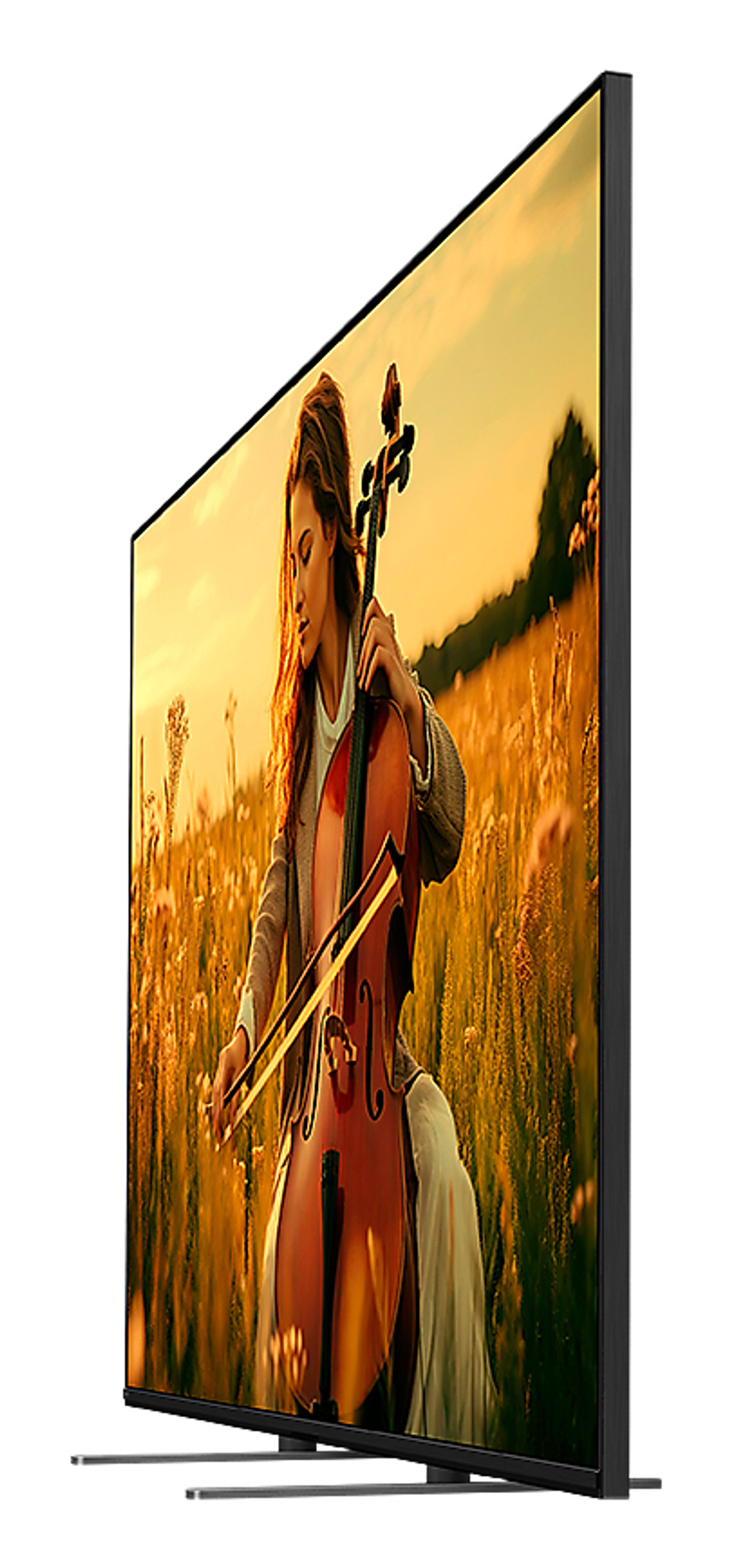 Una donna suona il violoncello in un campo con erba alta, indossa un vestito, con un tramonto sullo sfondo.