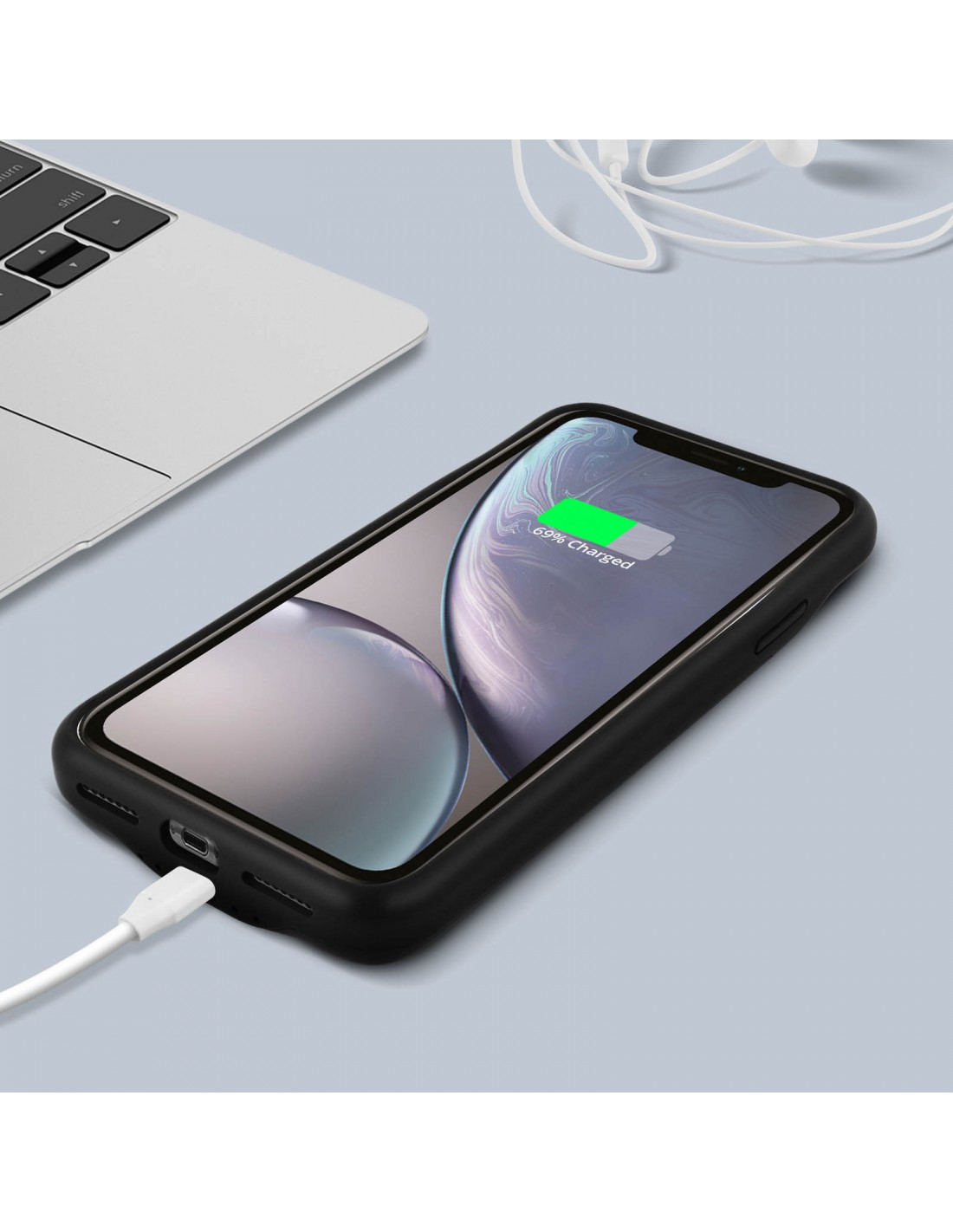 Ein schwarzes Telefon wird über ein weißes Kabel geladen. Ein Display zeigt 69 % geladen an.