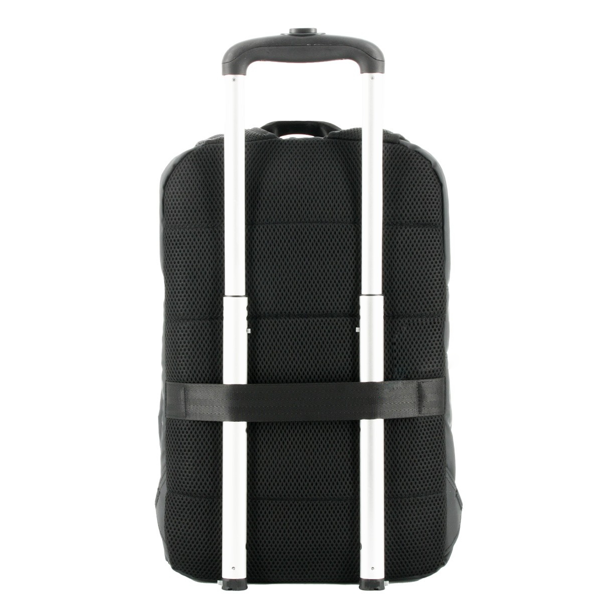 Mochila negra con asa plateada. La bolsa tiene una correa negra y dos barras plateadas.