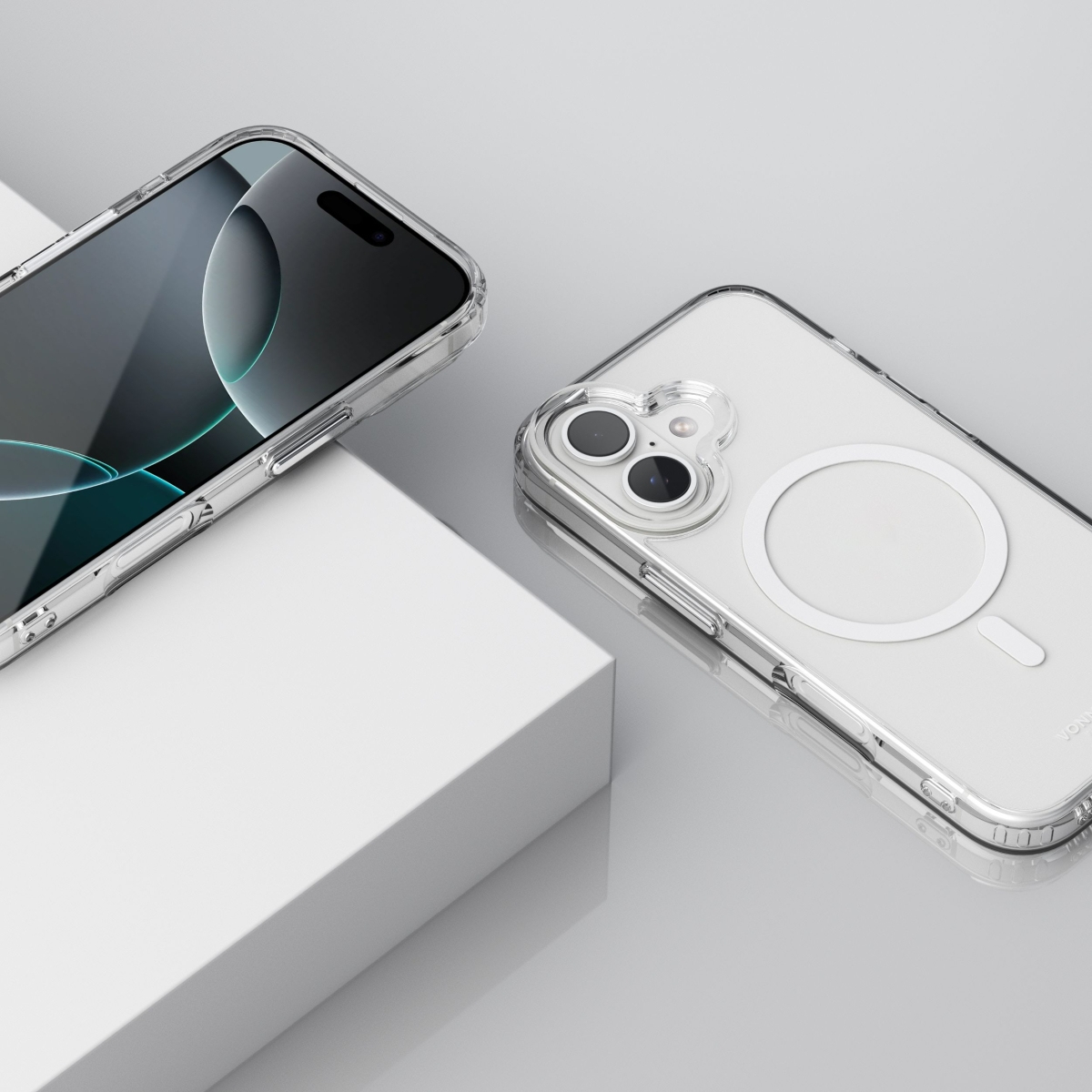 Deux téléphones dans des étuis transparents, l'un a un écran allumé, l'autre est sur une plateforme.