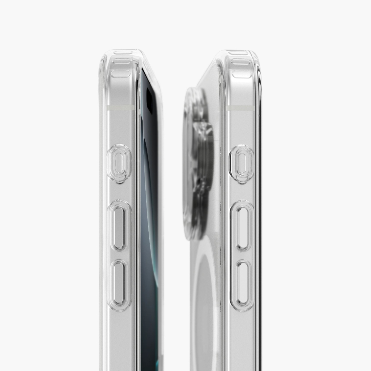 Gros plan de deux coques transparentes. Vues latérales montrent les découpes de boutons.