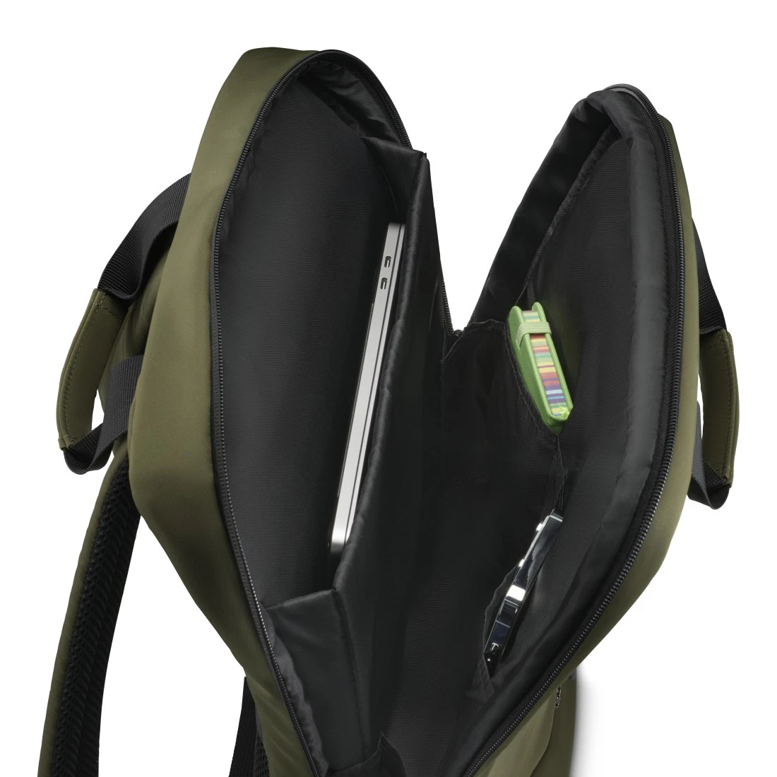 Zaino verde aperto. All'interno c'è un laptop, una custodia verde e altri oggetti.