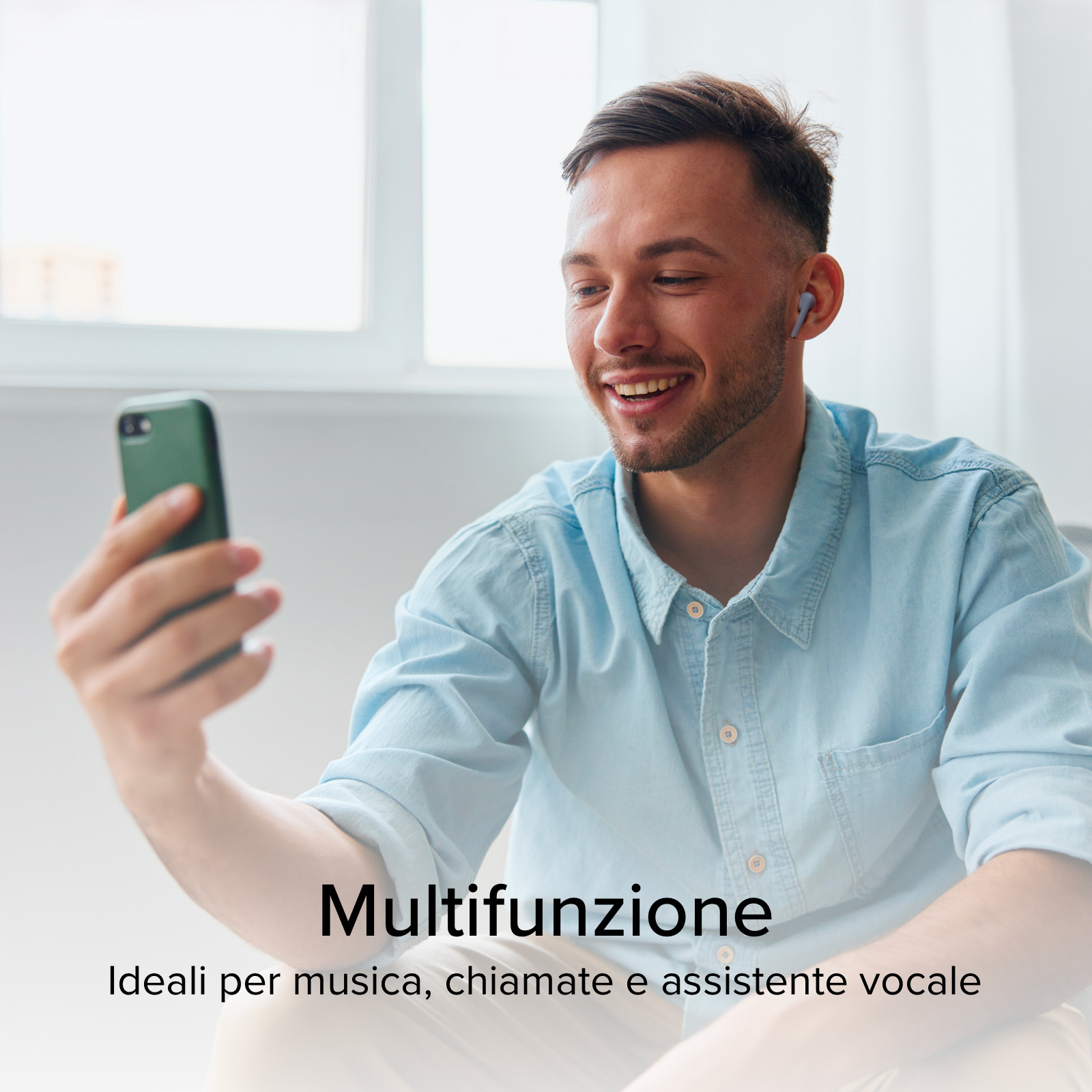 Ein Mann lächelt, hält ein Telefon und trägt Ohrhörer. Text: 'Multifunktion' und 'Ideal für Musik, Anrufe'.