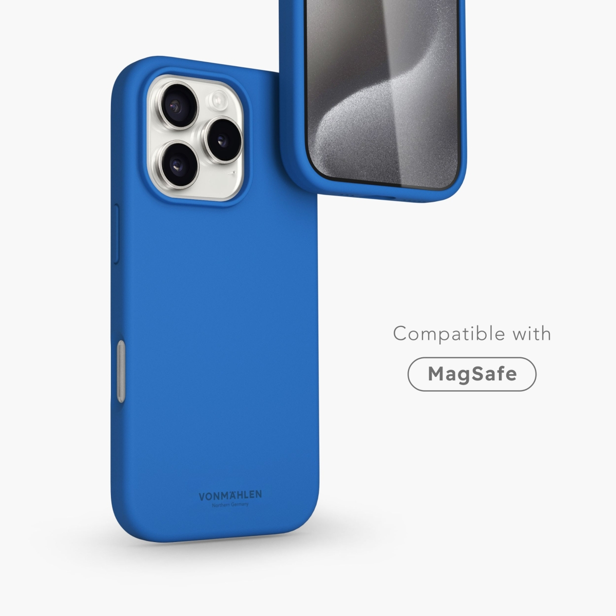 Telefono e custodia blu con simbolo MagSafe. Sfondo bianco.