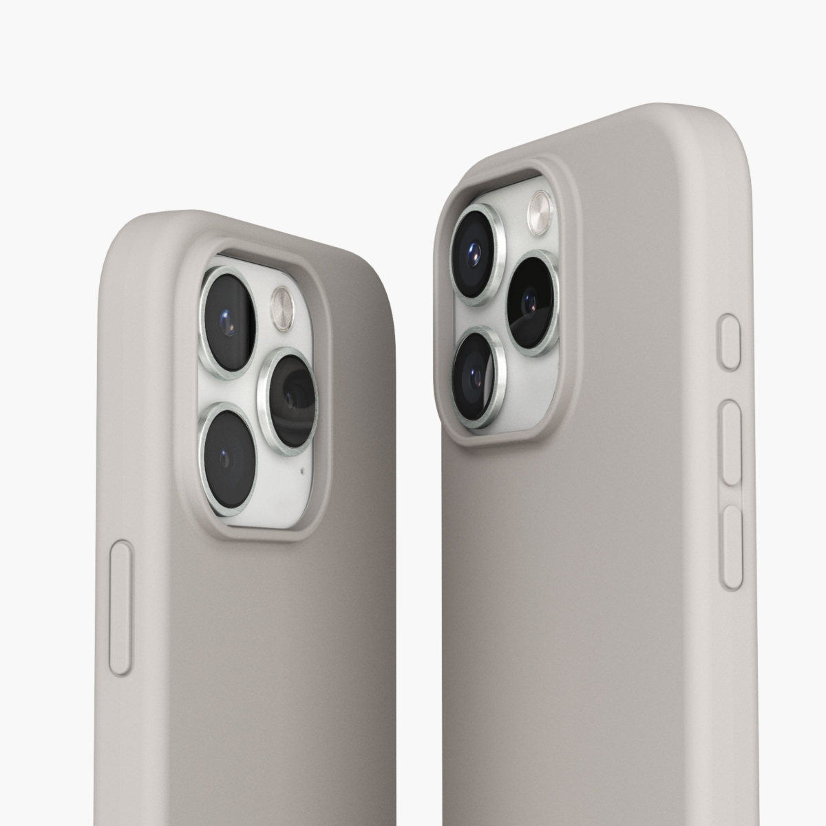 Deux coques de téléphone gris clair avec une découpe pour la caméra. Les coques sont sur un fond blanc.