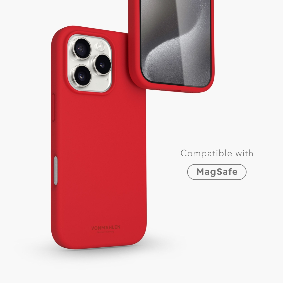 Telefono e custodia rossi con simbolo MagSafe. Sfondo bianco.