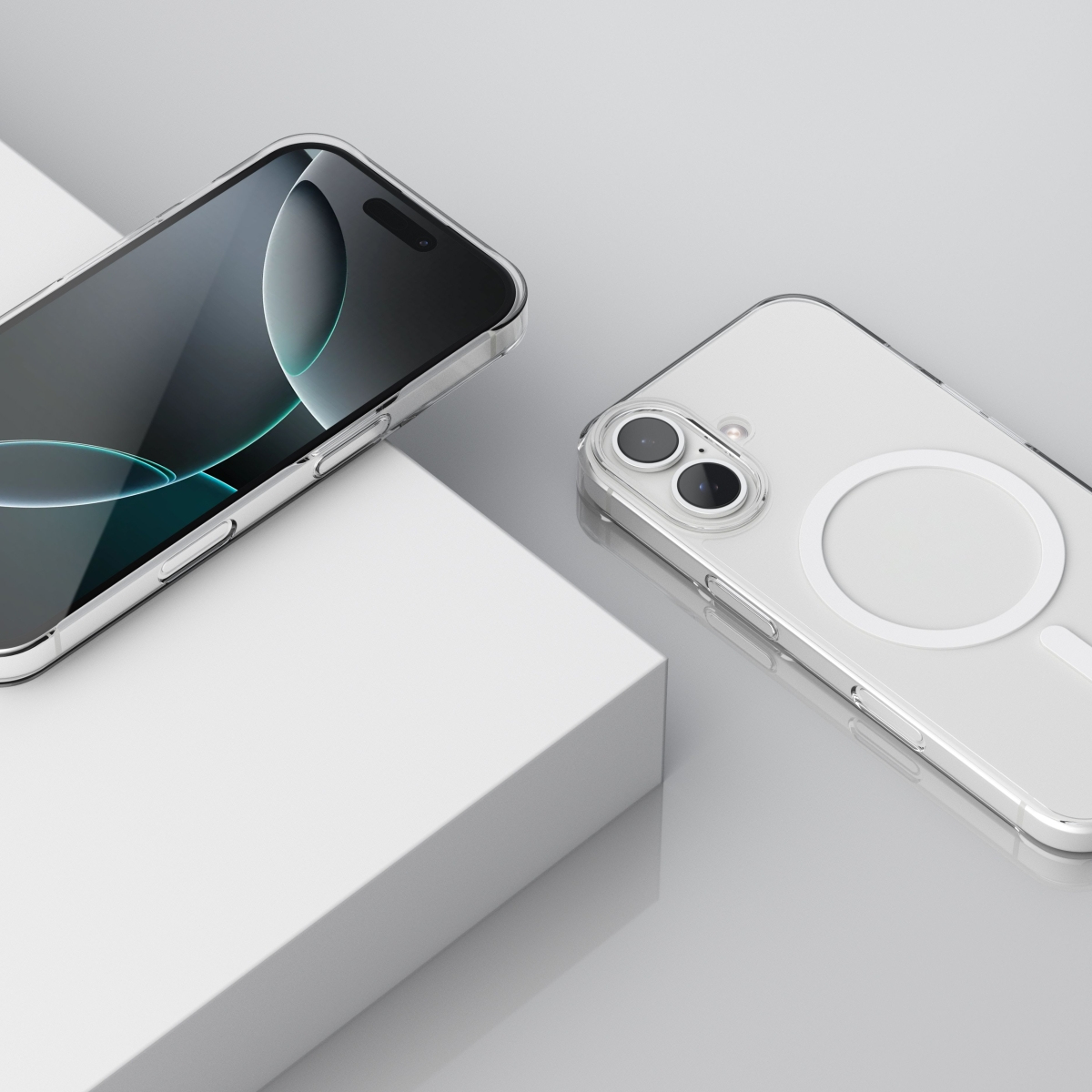 Deux téléphones dans des étuis sur des surfaces blanches. Un a un écran allumé. Fond blanc.