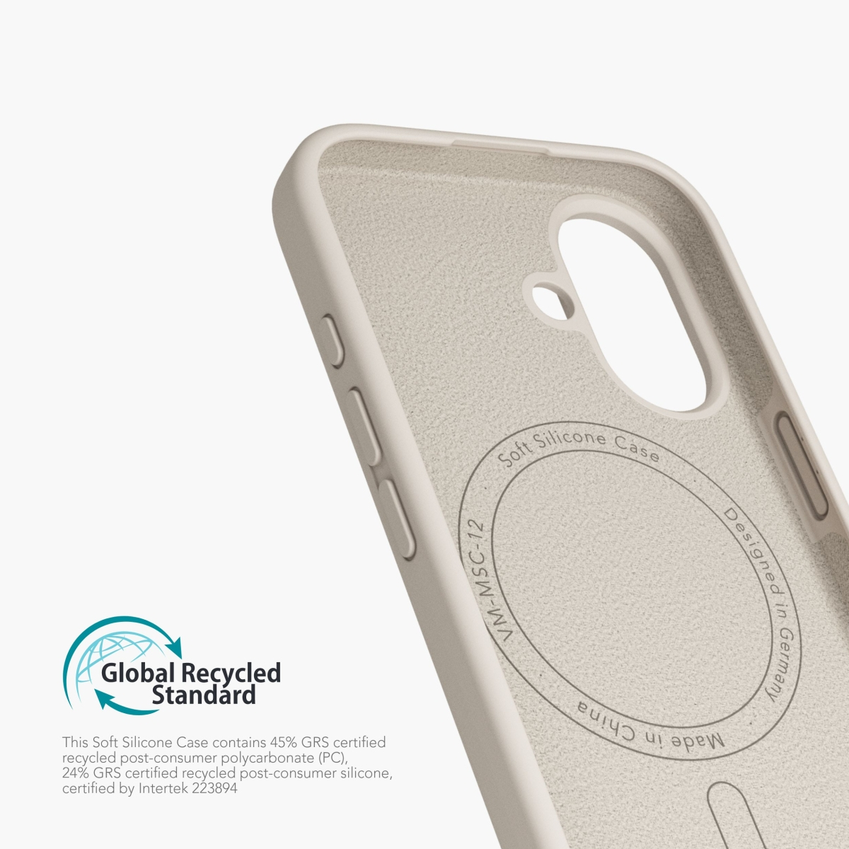 Gros plan d'une coque de téléphone. Beige clair, silicone souple, avec "Global Recycled Standard".
