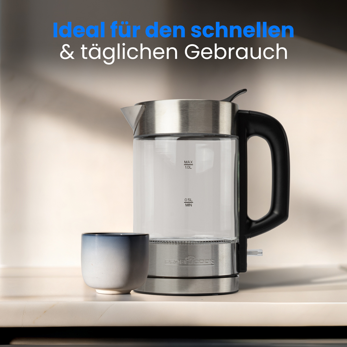 Przezroczysty szklany czajnik elektryczny z czarnym uchwytem i białym kubkiem.