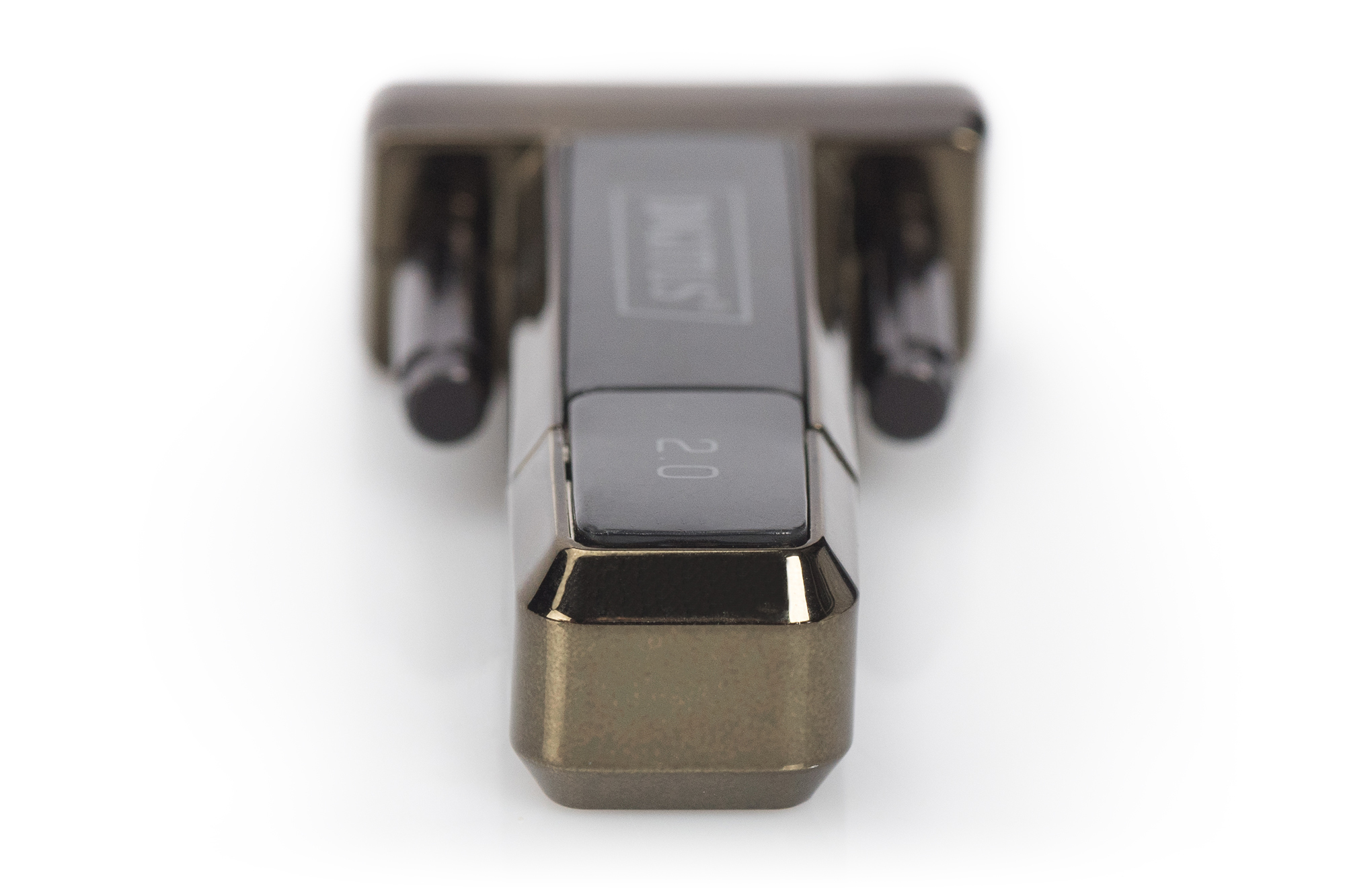 Connettore USB-C scuro, vista angolata, sfondo bianco.