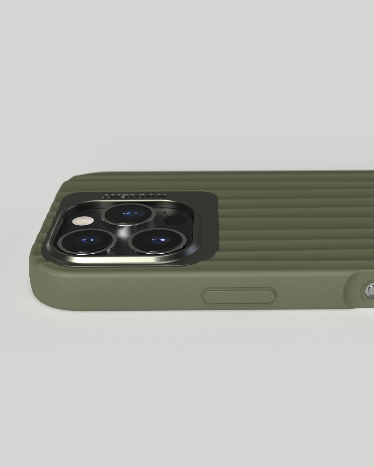 Gros plan sur une coque de téléphone verte avec découpes pour l'appareil photo et boutons latéraux.