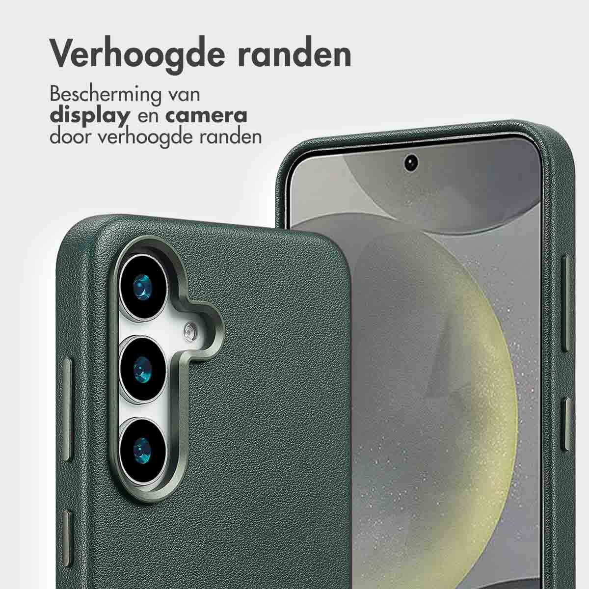 Donkergroene telefoonhoes. Telefoon met drie lenzen. Tekst: Verhoogde randen, display en camera.