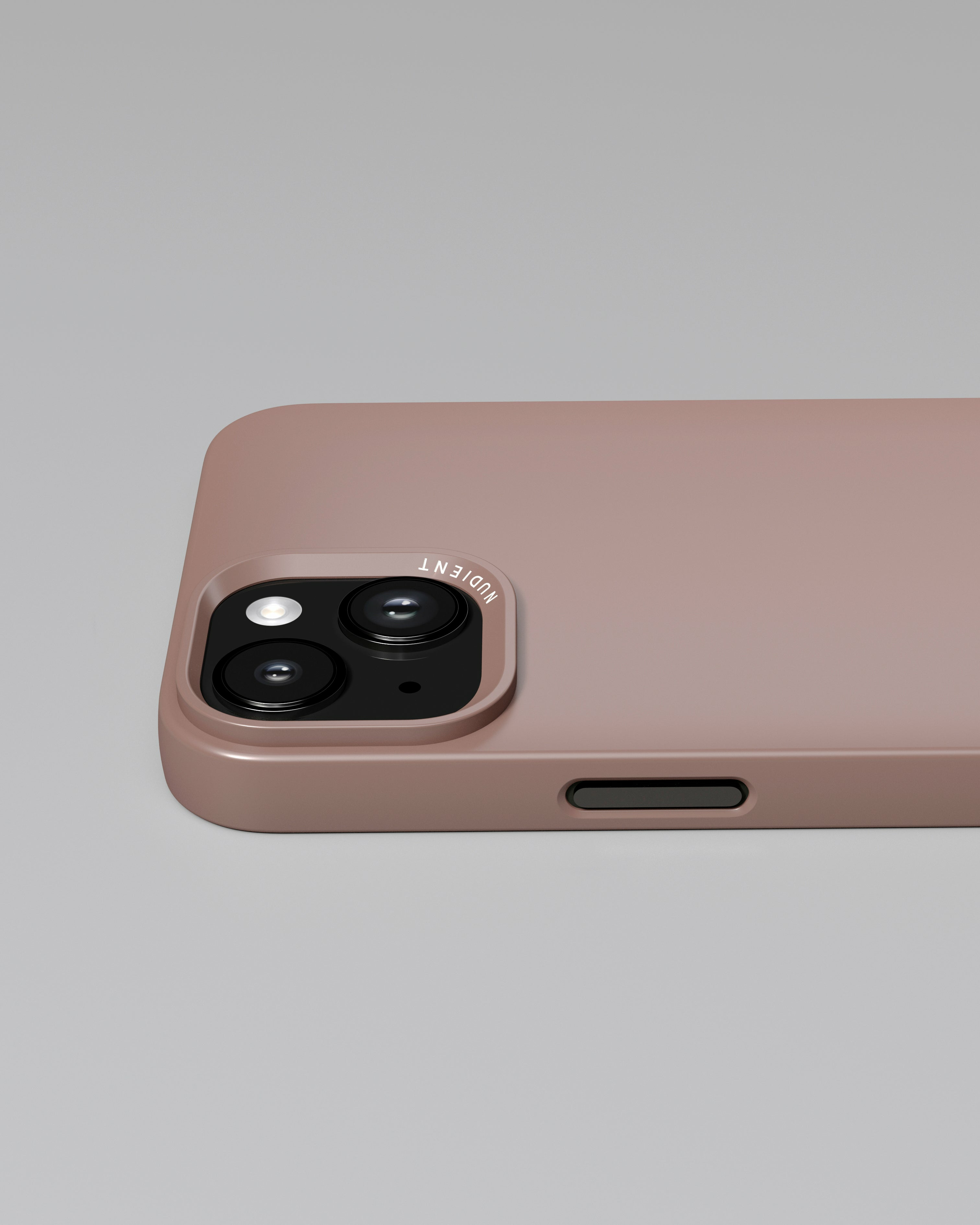 Een roze telefoonhoes met een telefoon en camera zichtbaar. De hoes heeft een camera-uitsparing en een glad oppervlak.