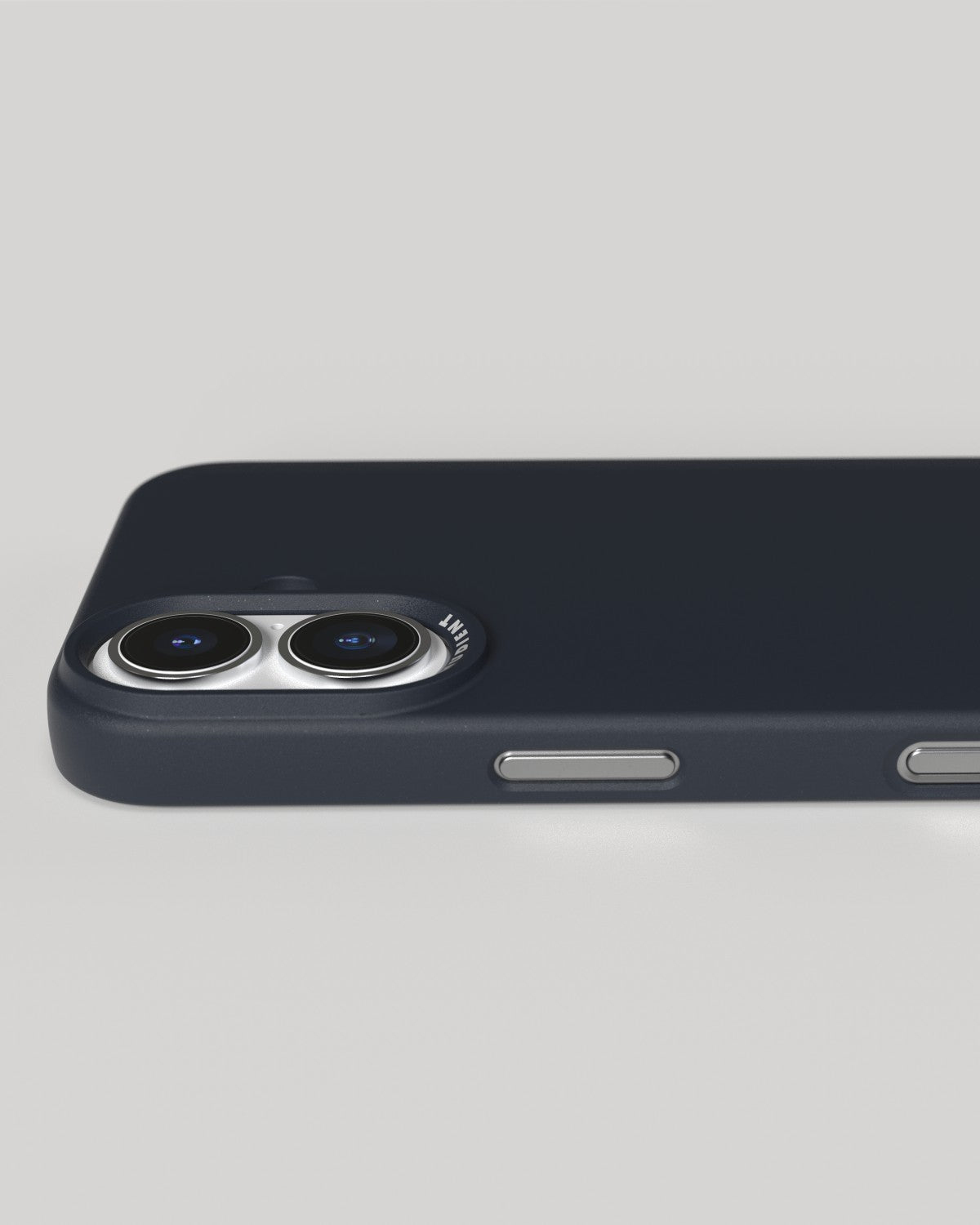 Gros plan sur une coque de téléphone bleu marine. La coque a une découpe pour la caméra et est sur une surface blanche.