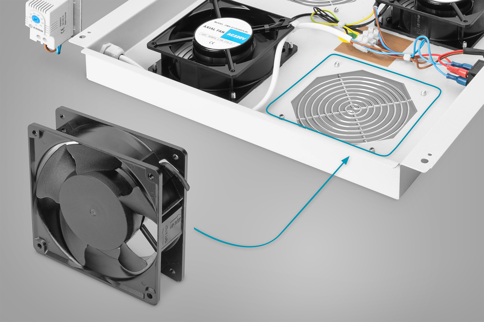 Zwei Ventilatoren in einer weißen Box. Ein blauer Pfeil zeigt auf die Box. Grauer Hintergrund.