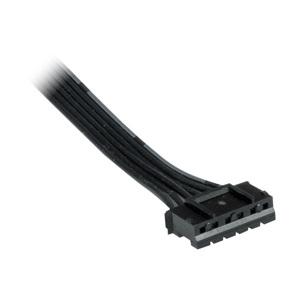 Schwarzes Kabel mit Stecker. Das Kabel hat mehrere schwarze Drähte.
