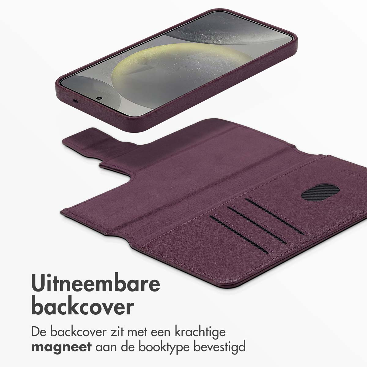 Paarse telefoonhoes met een flip cover en een telefoon met een zwart scherm. Witte achtergrond.