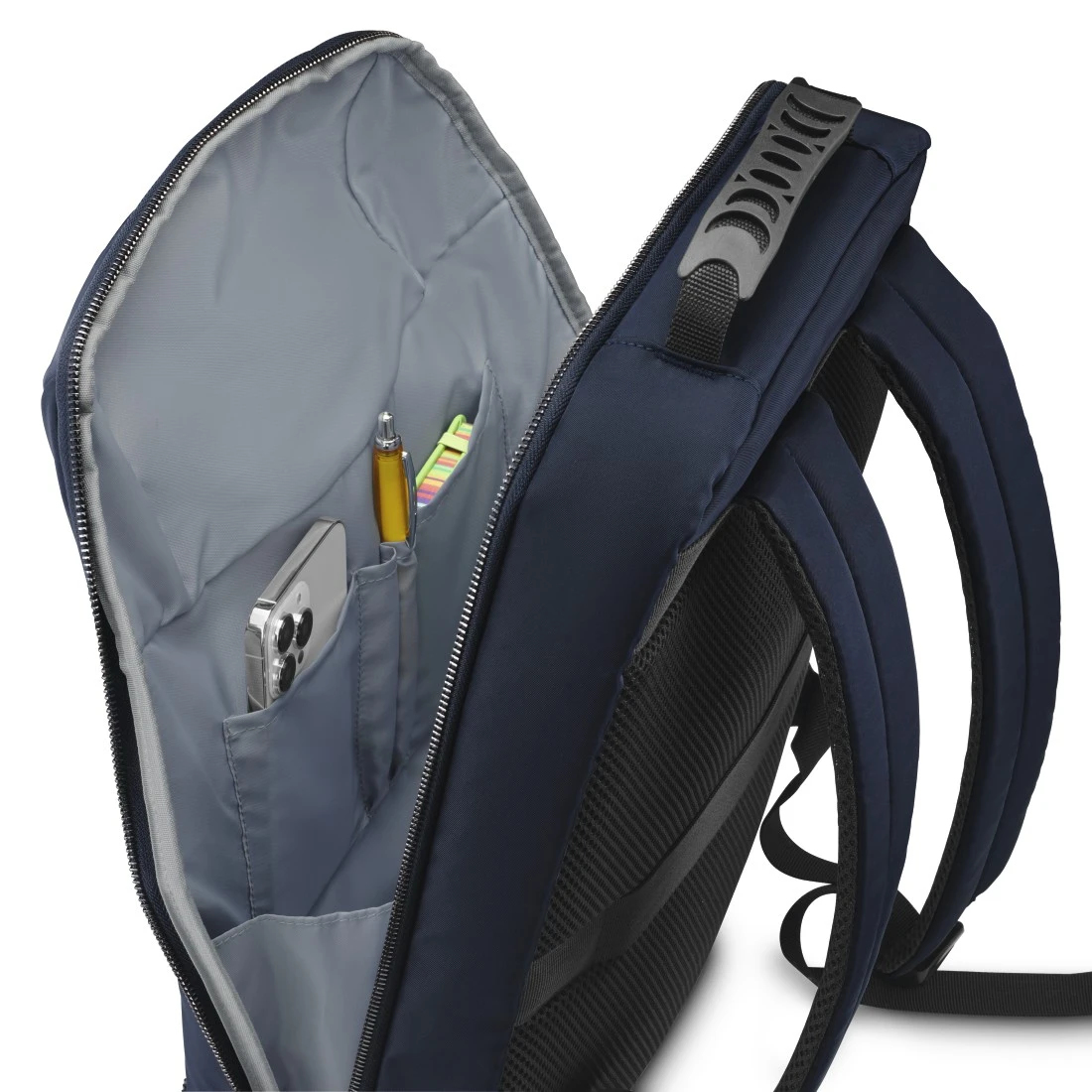 Mochila azul oscuro con asa en la parte superior. El interior de la mochila está abierto.