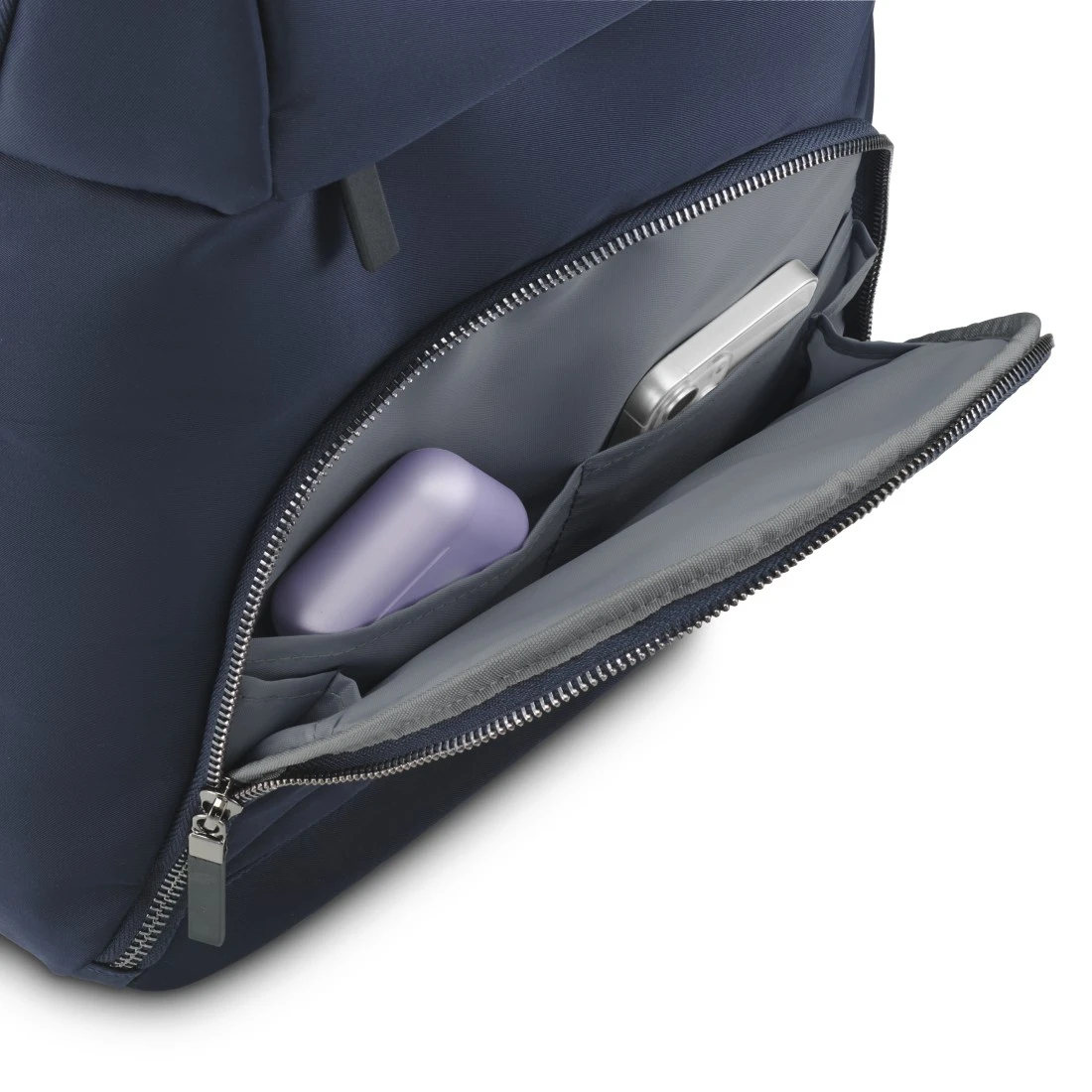 Mochila azul marino con bolsillo abierto. Dentro, un teléfono y una funda morada.