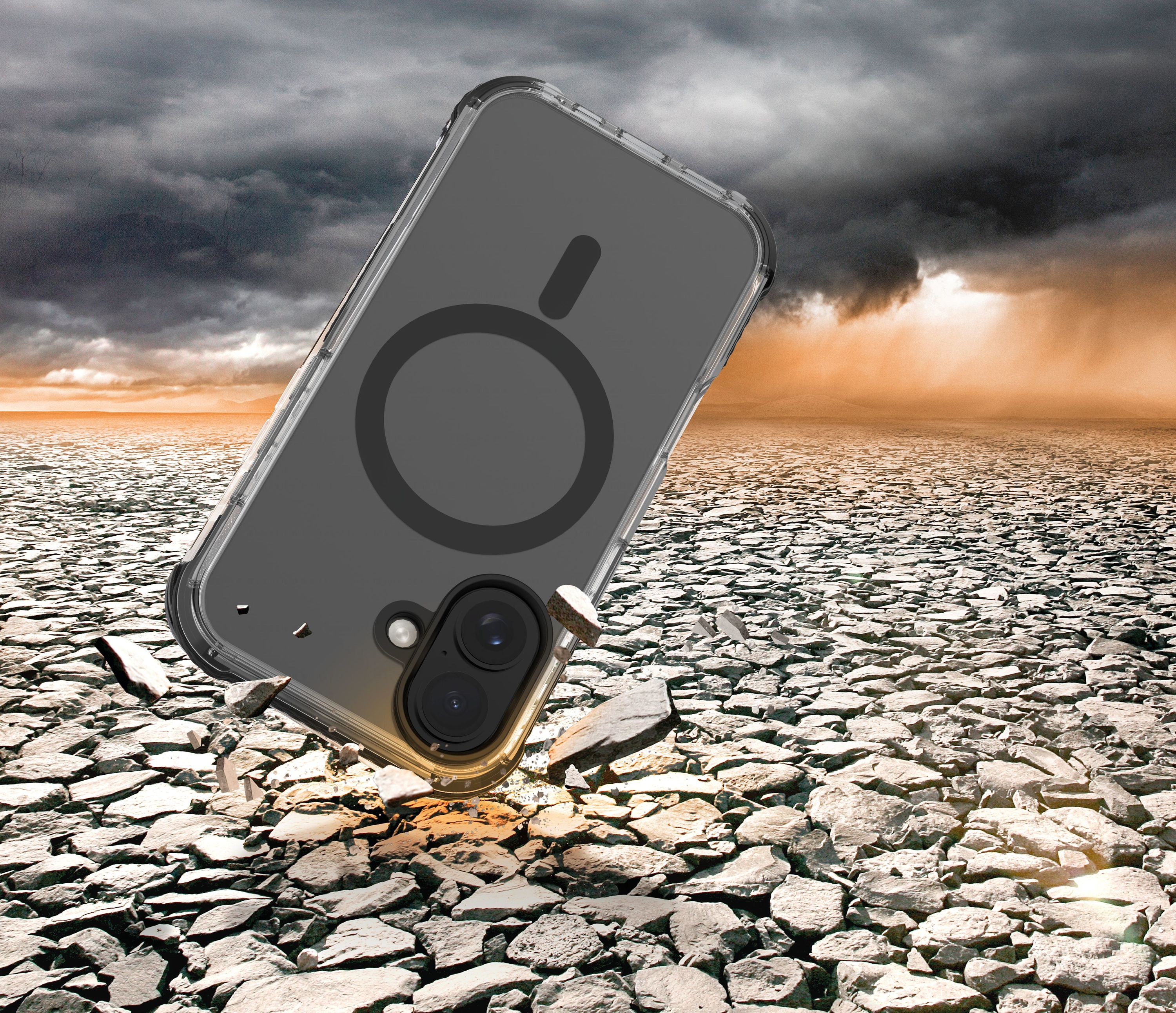 Funda de teléfono cayendo sobre superficie rocosa con fondo de cielo dramático.