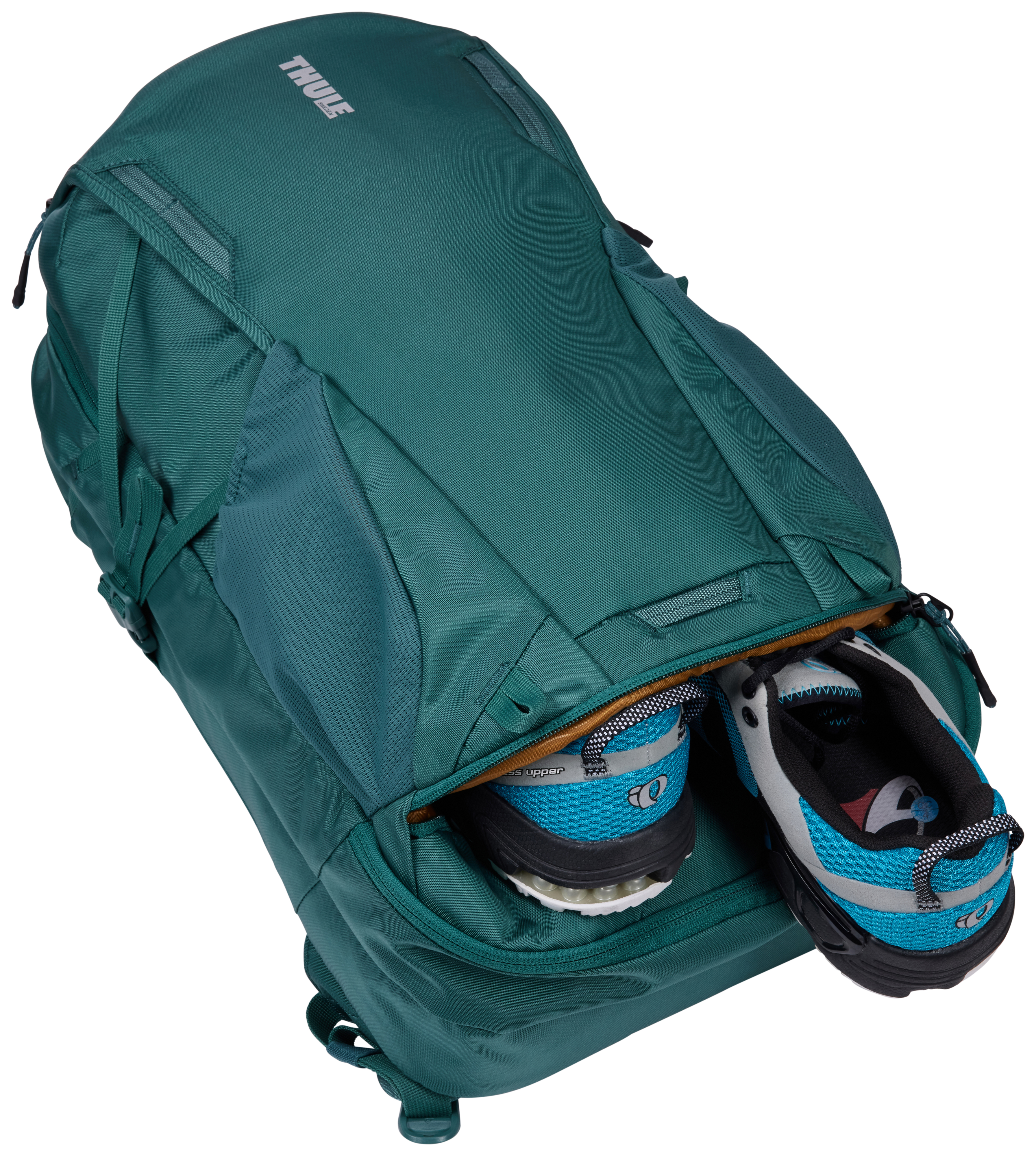 Türkisfarbener Rucksack mit teilweise sichtbaren Schuhen in einer offenen Tasche.