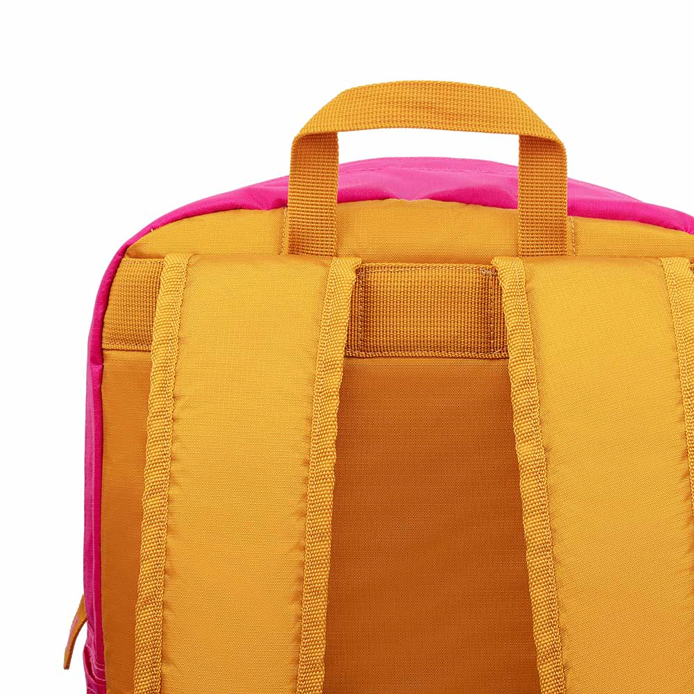 Rucksack mit gelben und rosa Abschnitten. Gelbe Träger, rosa Oberteil und gelber Rücken.