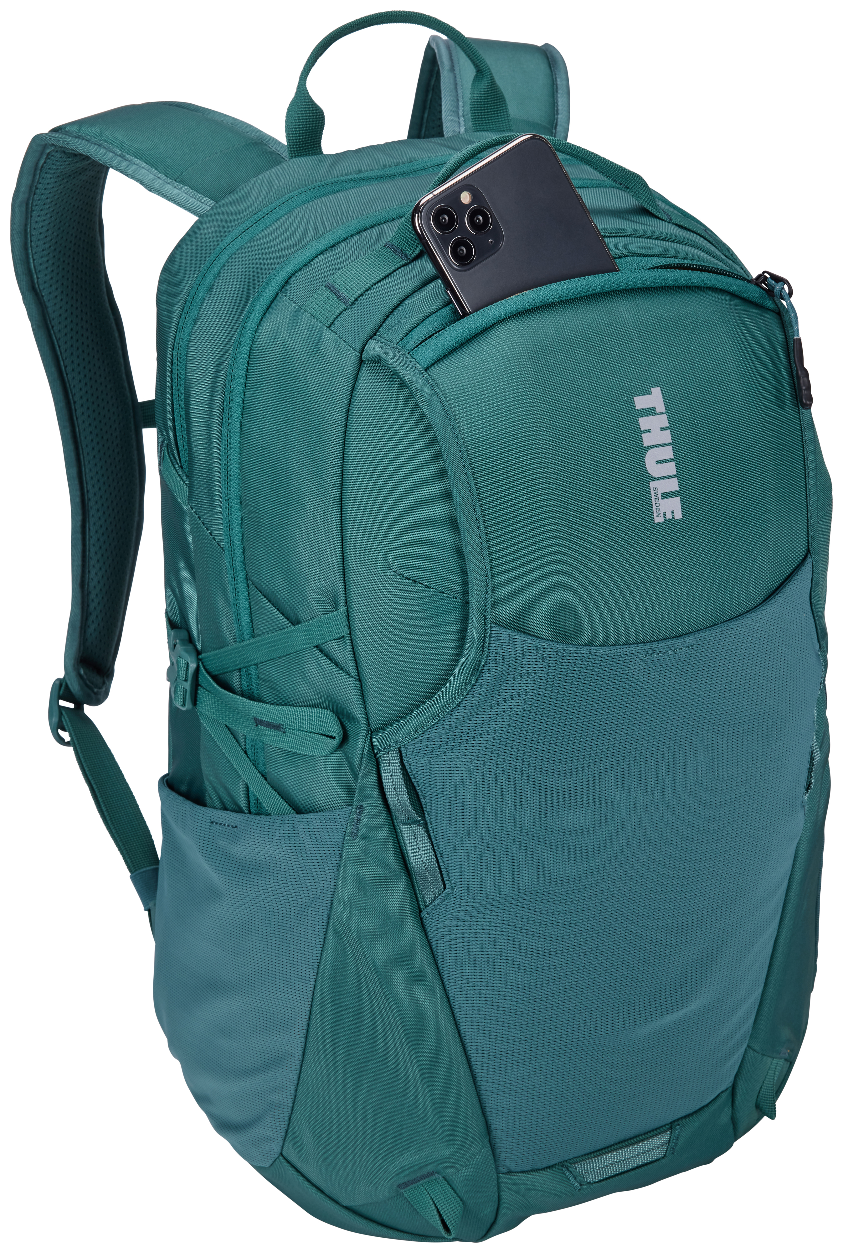 Türkisfarbener Rucksack mit einem Telefon in der oberen Tasche. Der Rucksack hat das Thule-Logo.
