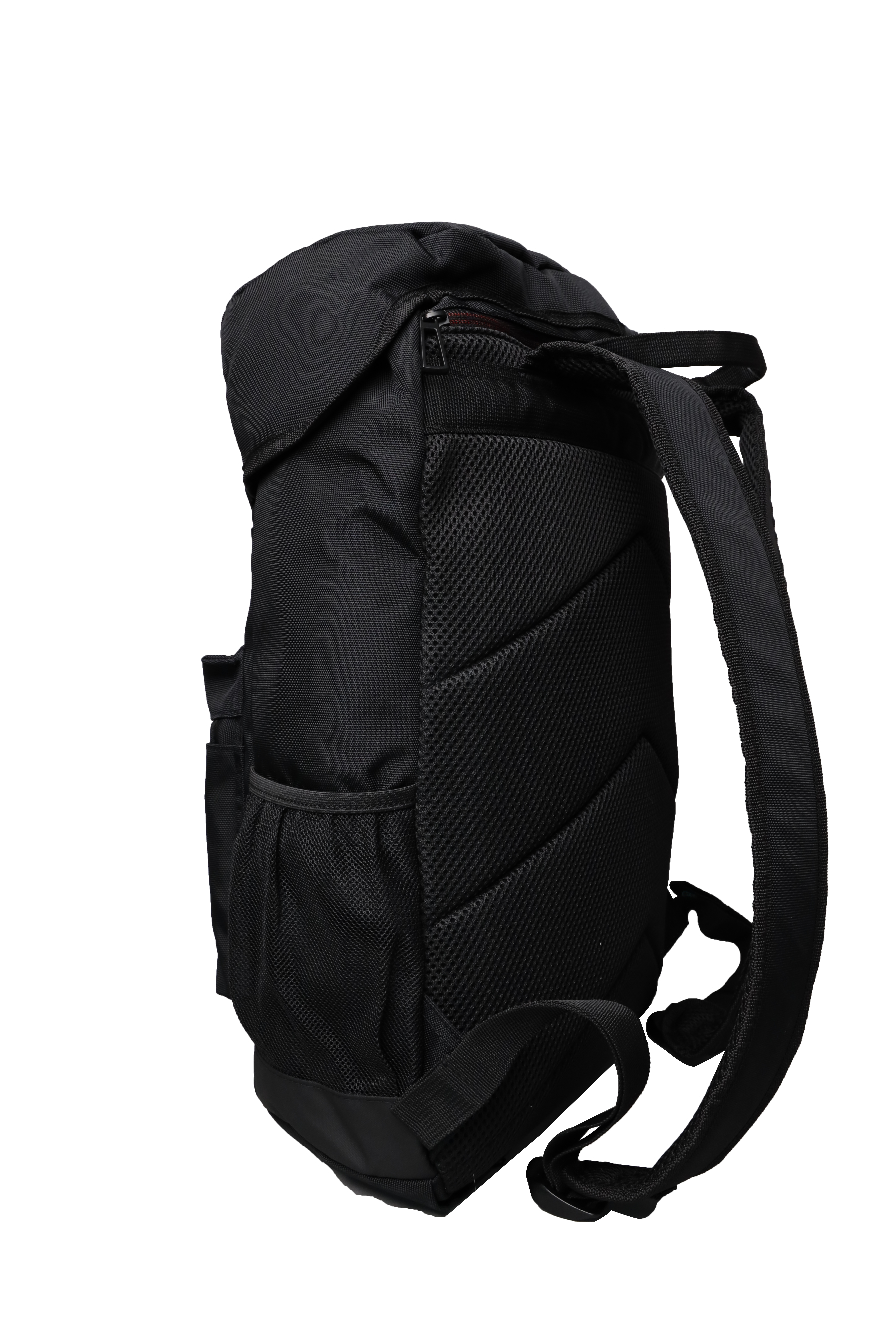 Ein schwarzer Rucksack mit Netztaschen auf weißem Hintergrund.