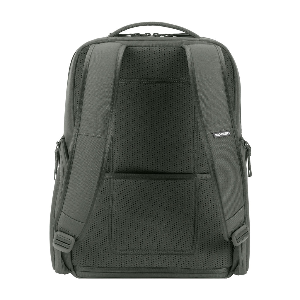 Ein schwarzer Rucksack mit Mesh-Rücken und zwei Schultergurten. Die Rückseite des Rucksacks ist sichtbar.