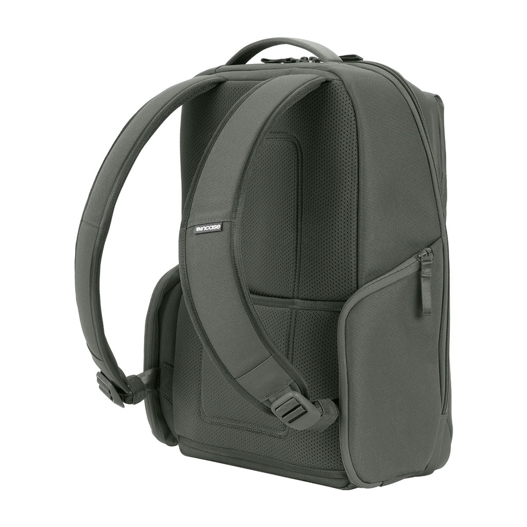 Grauer Rucksack von hinten. Sichtbar sind die Träger und der Rückenstützbereich.