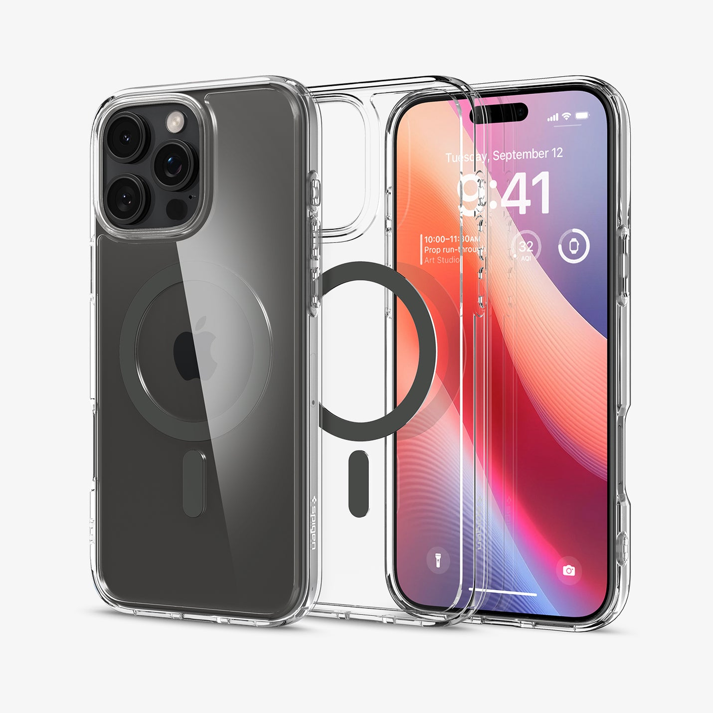 Drie telefoonhoesjes, één met telefoon, twee doorzichtig, één met MagSafe. Telefoon toont tijd. Witte achtergrond.