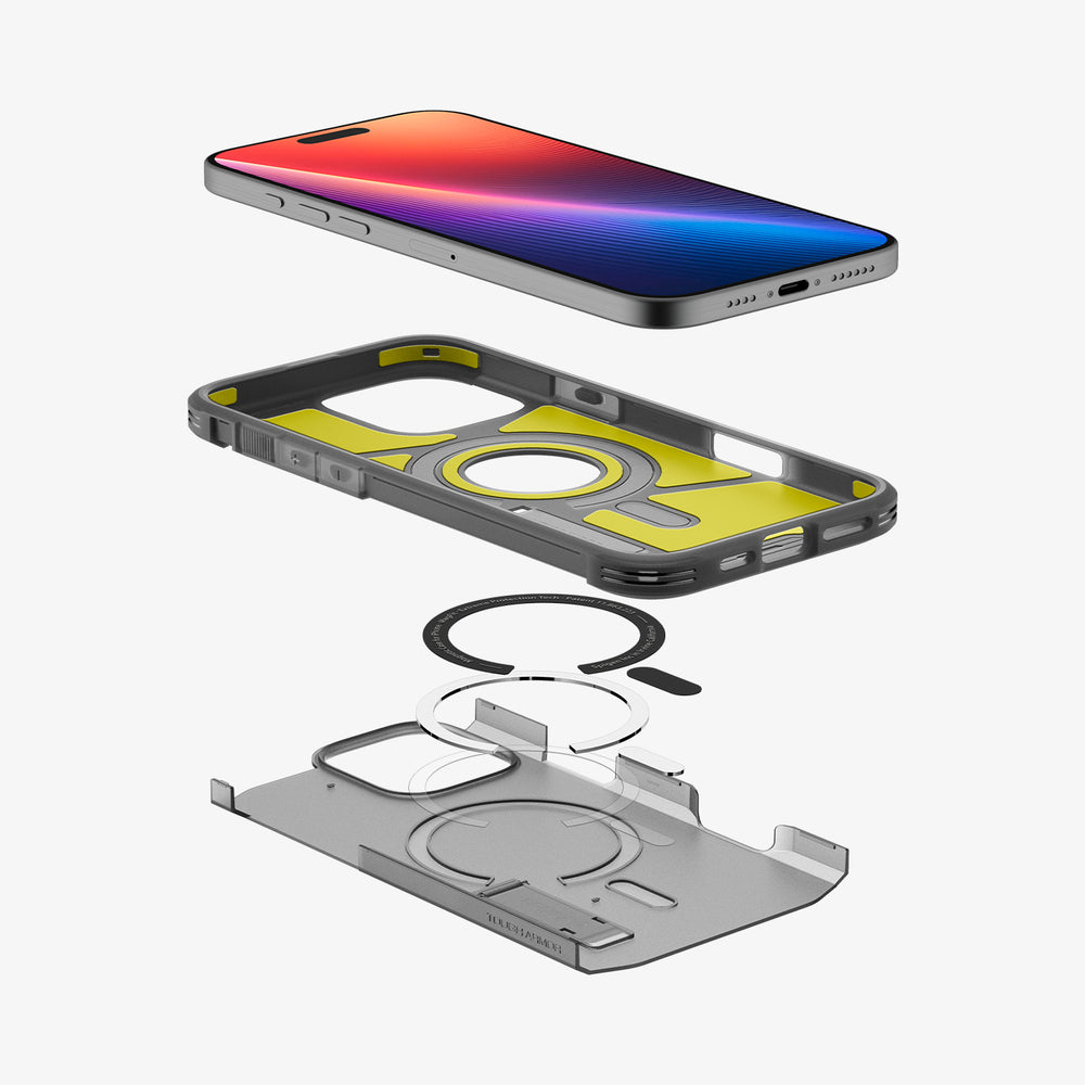 Telefono e componenti della custodia smontati. Custodia nera con interno giallo.