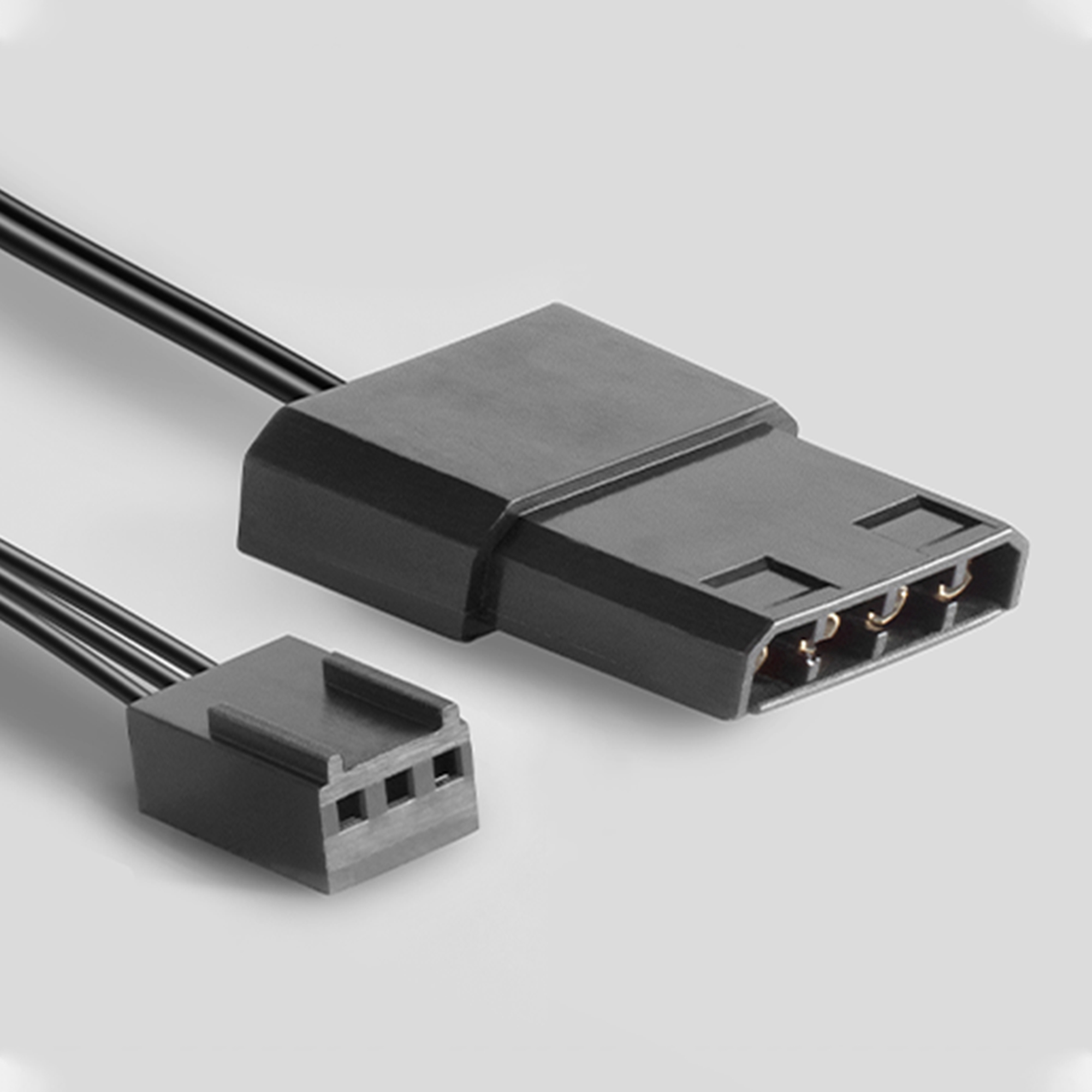 Conector negro con dos cables negros. Un extremo tiene tres pines.