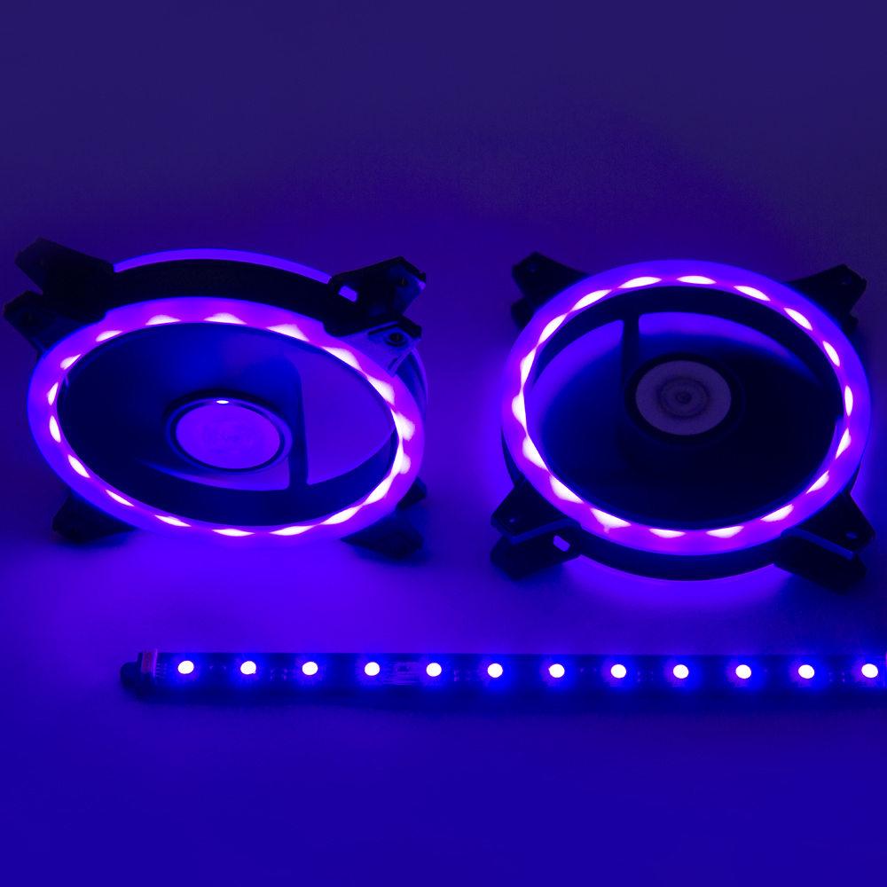 Due ventole per computer nere con anelli luminosi viola e una striscia LED viola su una superficie scura.