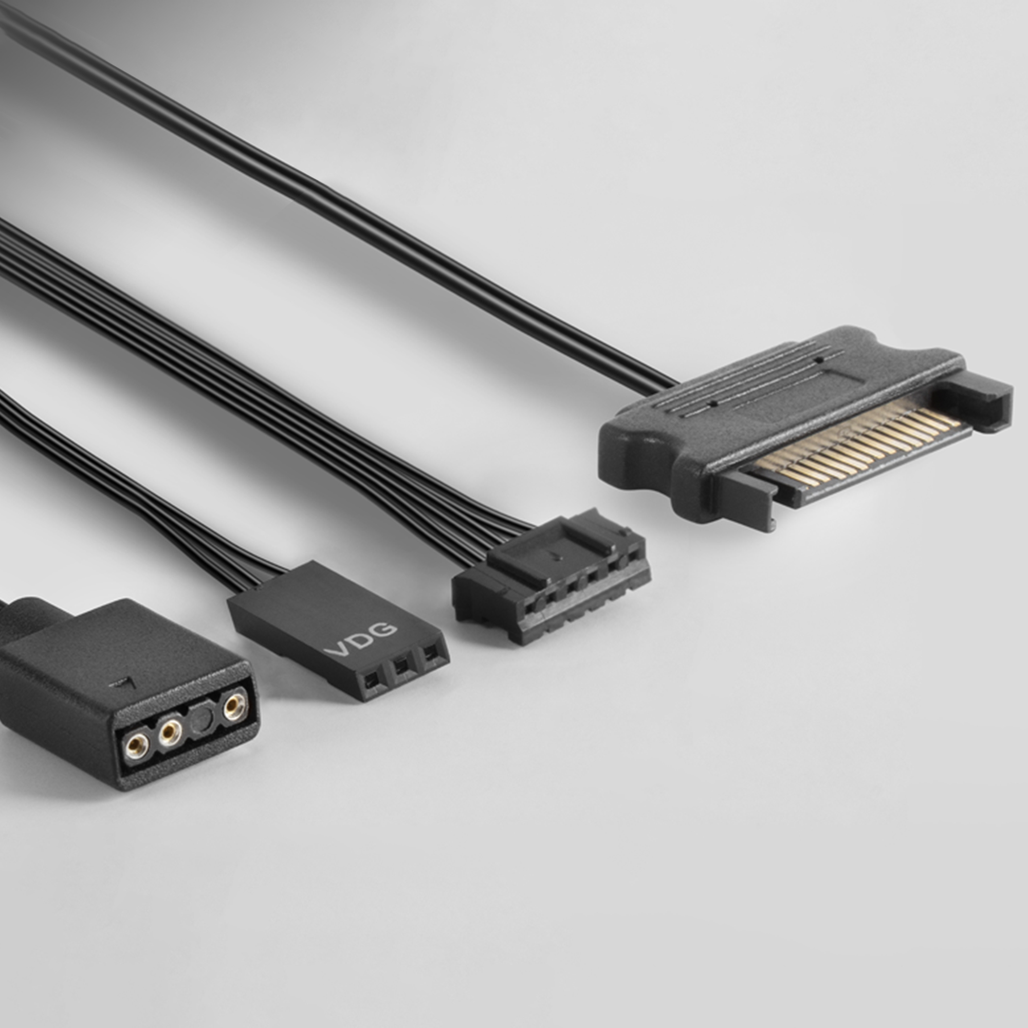Kable komponentów PC ze złączami. Czarne kable, różne złącza na białym tle.