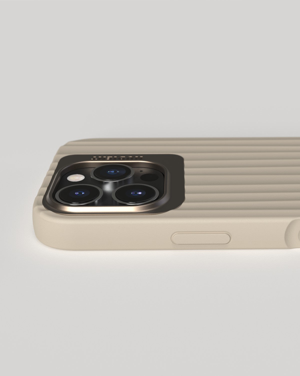 Gros plan d'une coque de téléphone beige avec bosse de caméra et dos strié. Sur une surface blanche.