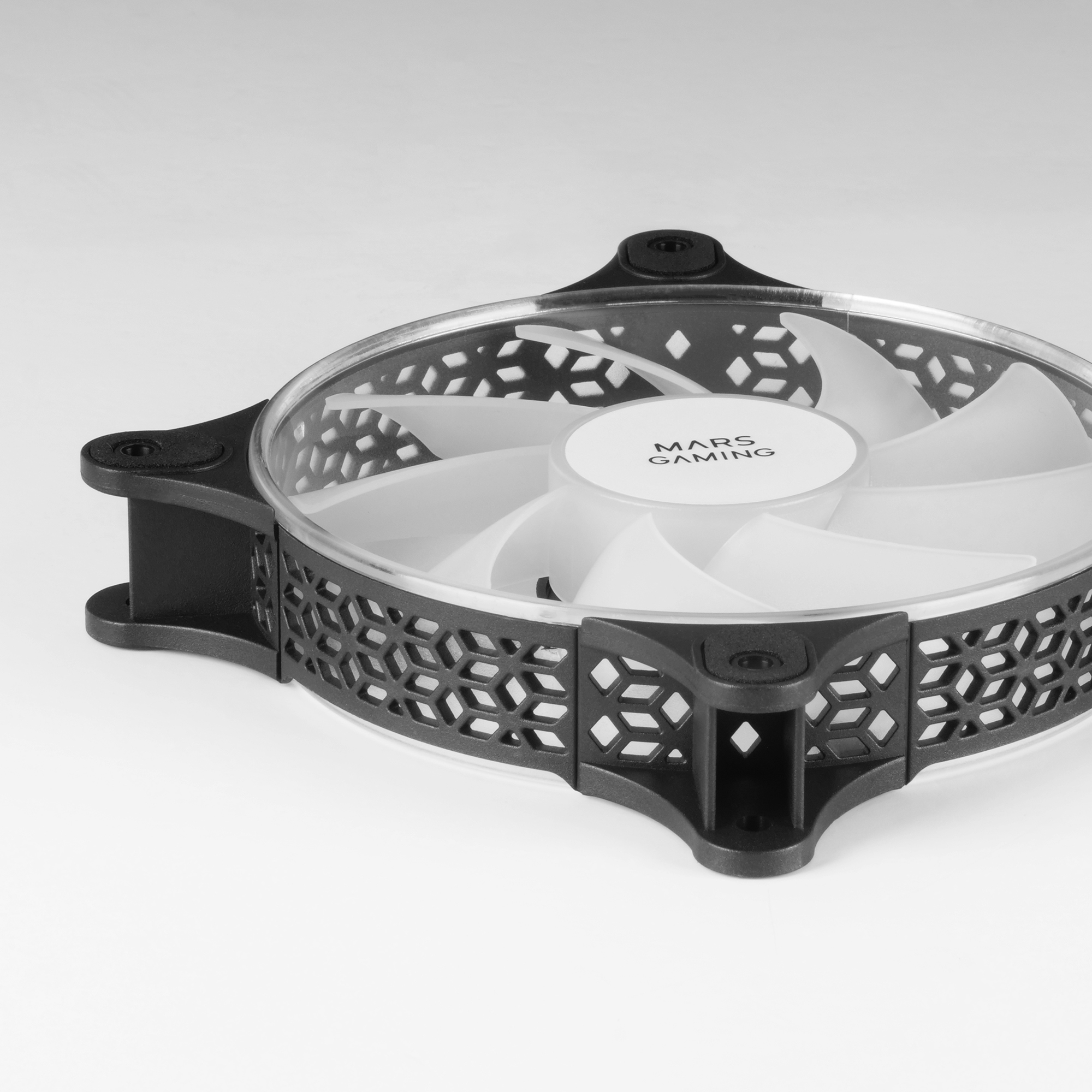 Czarny i przezroczysty wentylator z białymi łopatkami i napisem 'MARS GAMING' na środku.