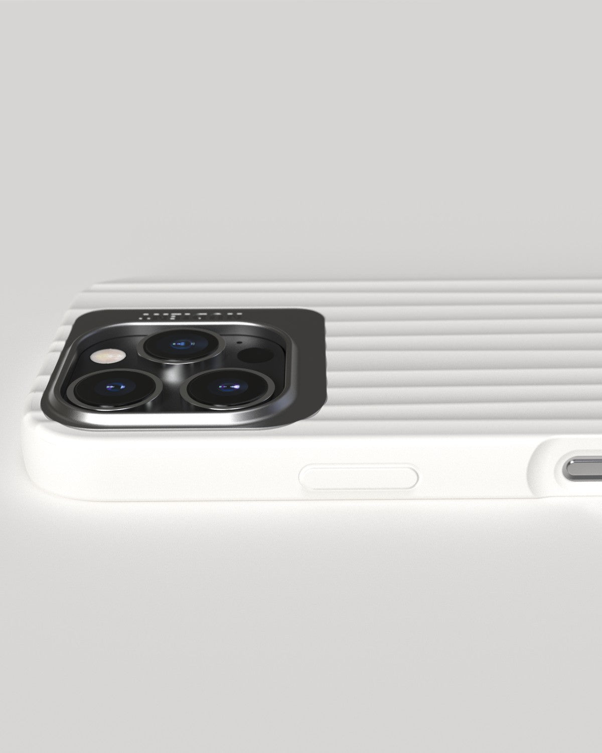 Gros plan d'une coque de téléphone blanche avec bosse de caméra et dos strié. Sur une surface blanche.